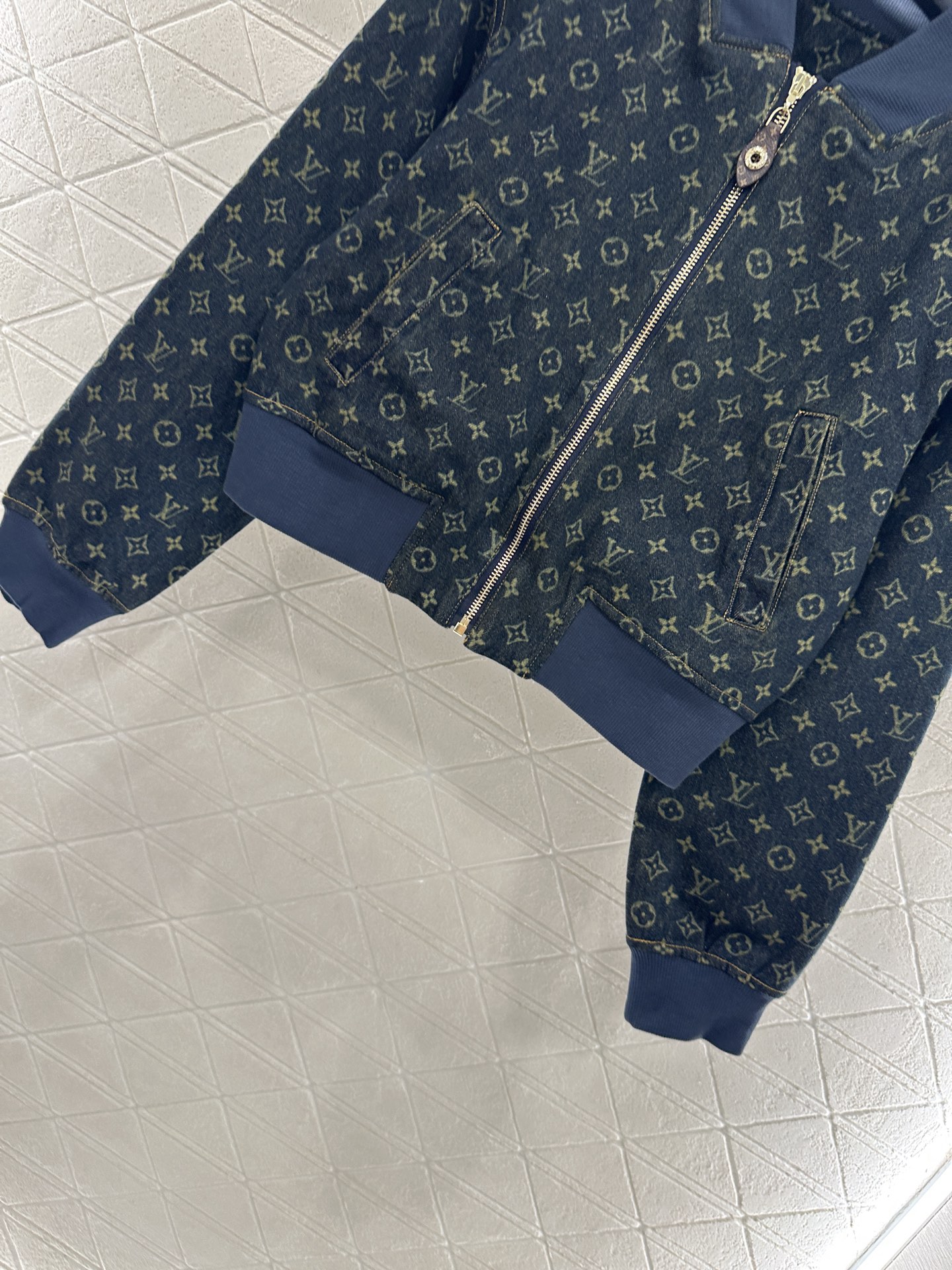 ♥Louis Vuitto*♥2025新品上架 牛仔夹克外套长裤套装定制YB斜纹棉牛仔材质，多重水洗，呈