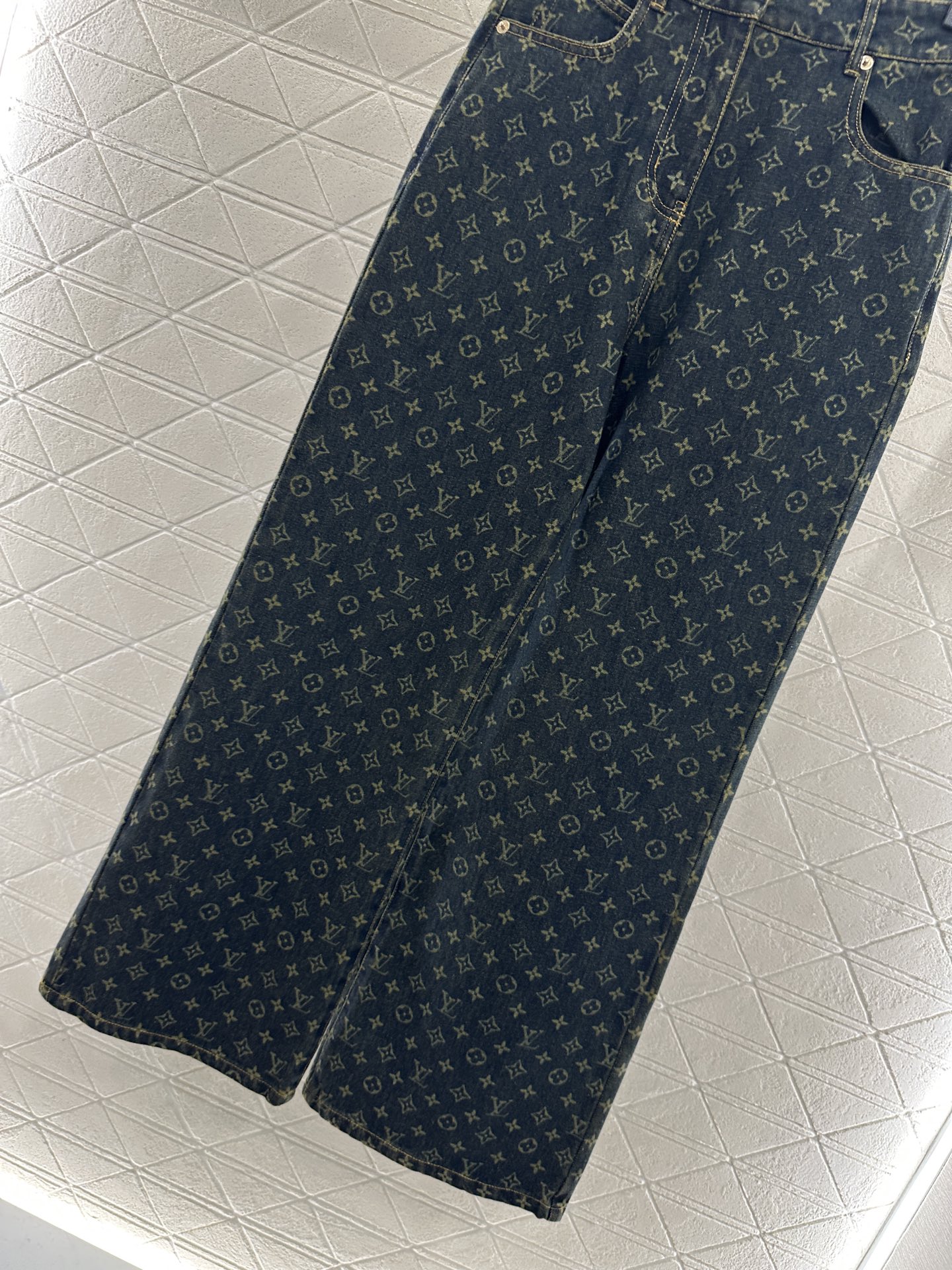 ♥Louis Vuitto*♥2025新品上架 牛仔夹克外套长裤套装定制YB斜纹棉牛仔材质，多重水洗，呈