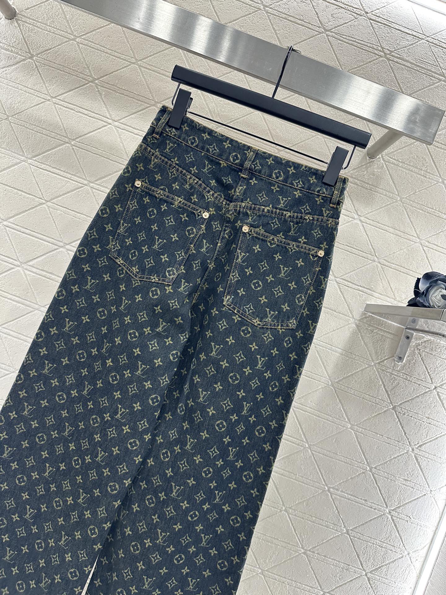 ♥Louis Vuitto*♥2025新品上架 牛仔夹克外套长裤套装定制YB斜纹棉牛仔材质，多重水洗，呈