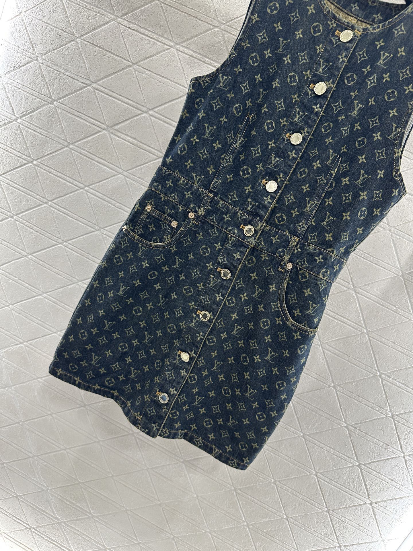 ♥Louis Vuitto*♥2025新品上架 牛仔背心裙定制YB斜纹棉牛仔材质，质感细腻，立挺舒适，背