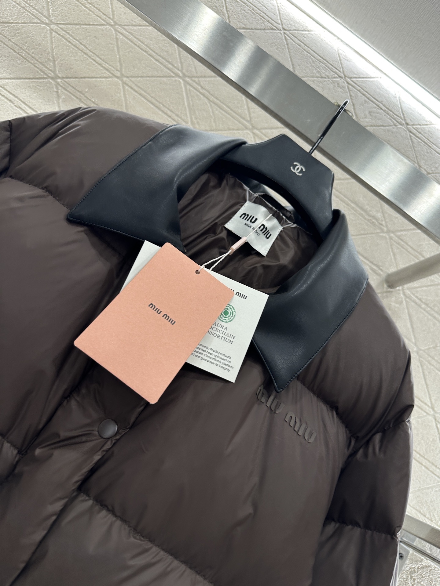 ♥Miumi*♥2025新品上架 真皮领拼接羽绒外套定制YB防风防水尼龙材质,白鸭绒填充内里,整件轻盈保