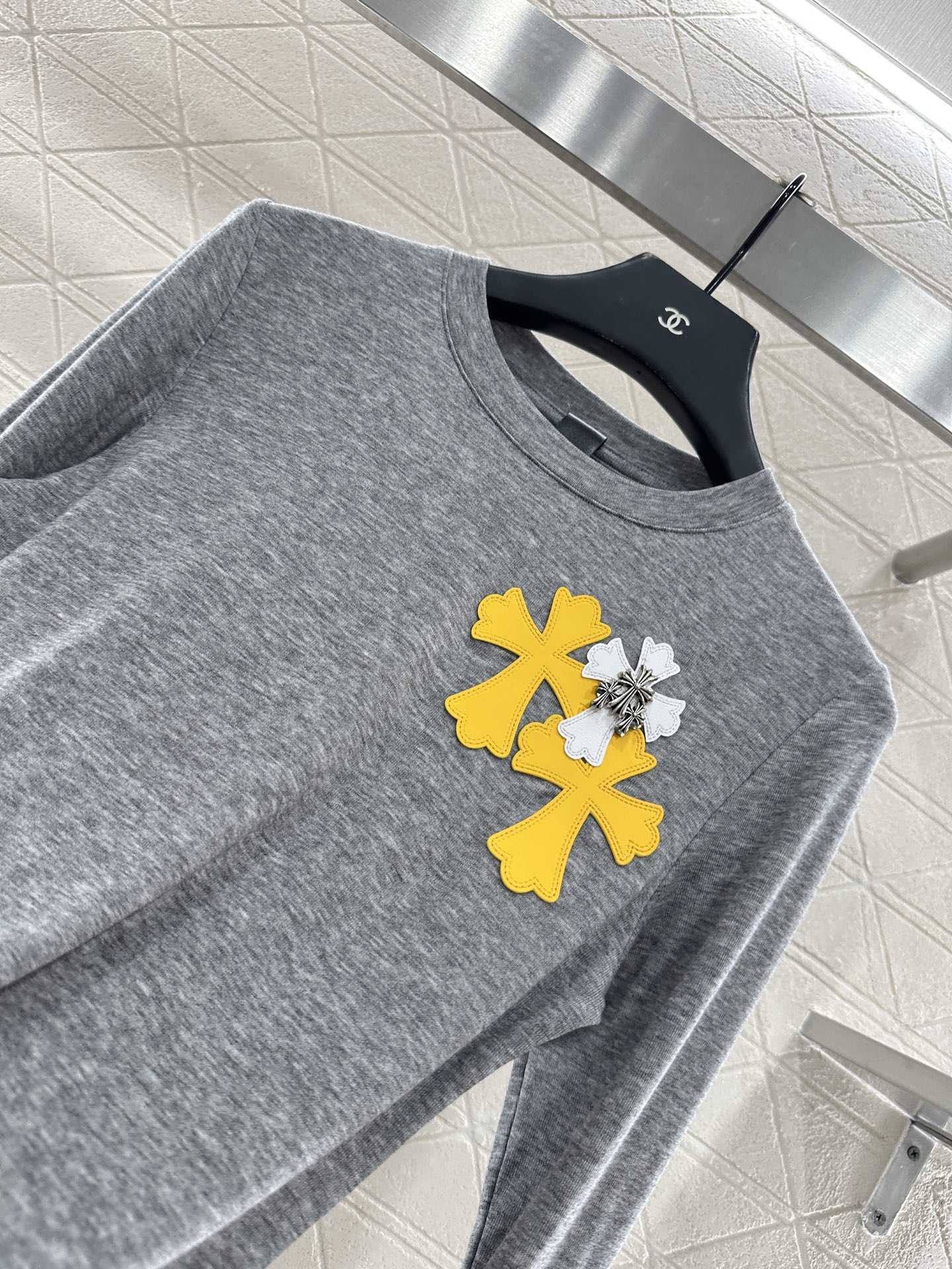 ♥Chrome hear*♥2025新品上架 修身图腾十字架打底衫定制YB进口天丝羊毛材质，质感舒适，弹