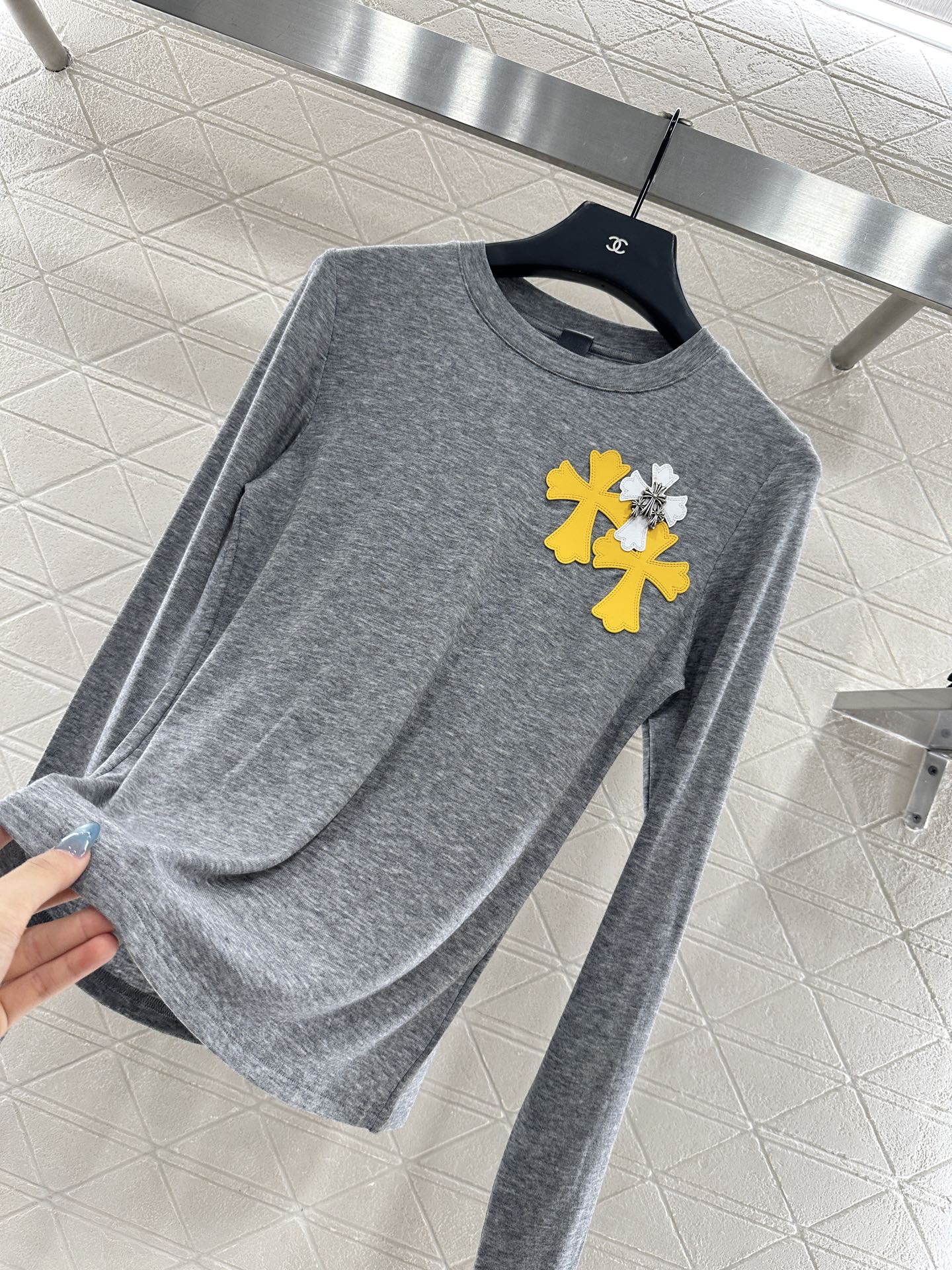 ♥Chrome hear*♥2025新品上架 修身图腾十字架打底衫定制YB进口天丝羊毛材质，质感舒适，弹