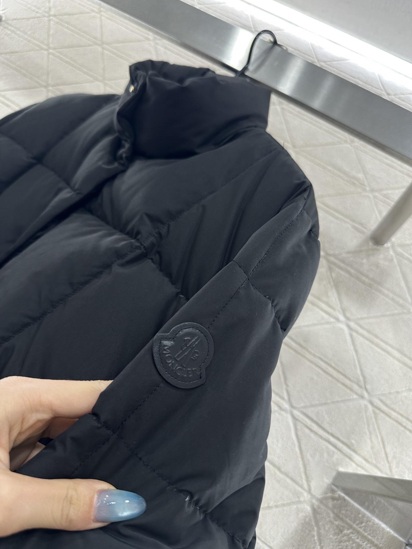♥Moncle*♥2025新品上架 长方压纹立领羽绒服定制YB防风防水尼龙材质,白鹅绒填充内里,整件轻盈