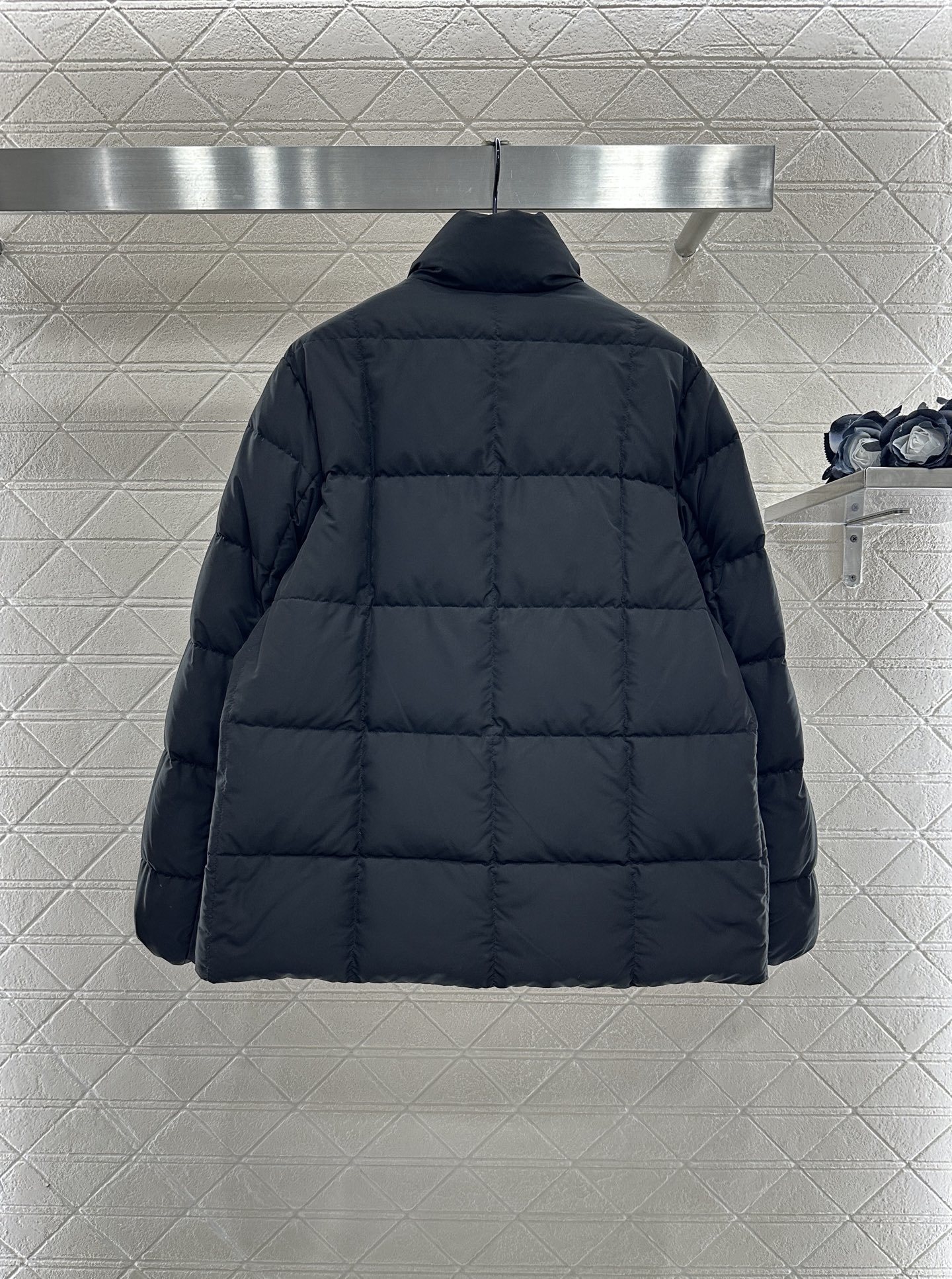 ♥Moncle*♥2025新品上架 长方压纹立领羽绒服定制YB防风防水尼龙材质,白鹅绒填充内里,整件轻盈