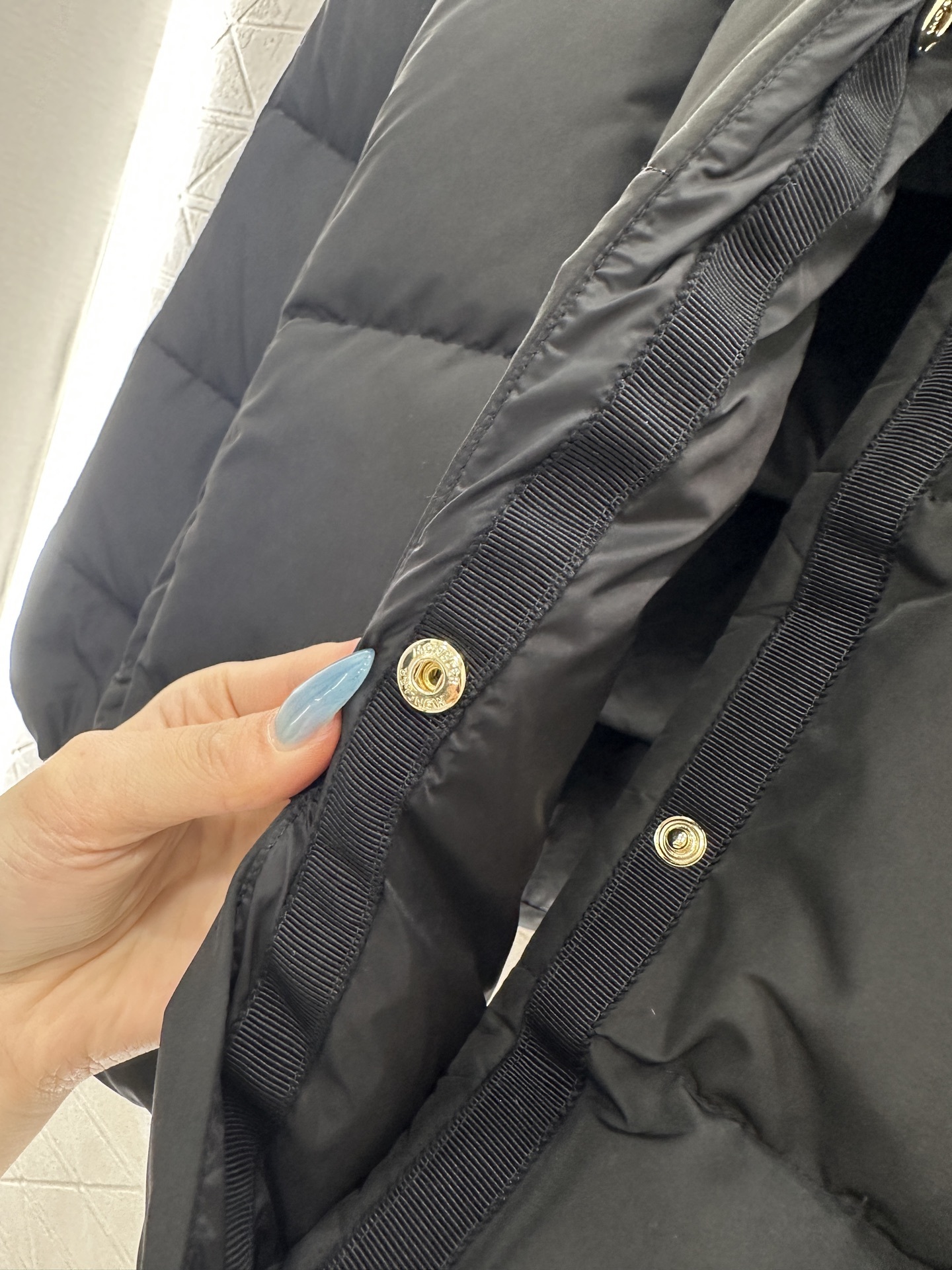 ♥Moncle*♥2025新品上架 长方压纹立领羽绒服定制YB防风防水尼龙材质,白鹅绒填充内里,整件轻盈