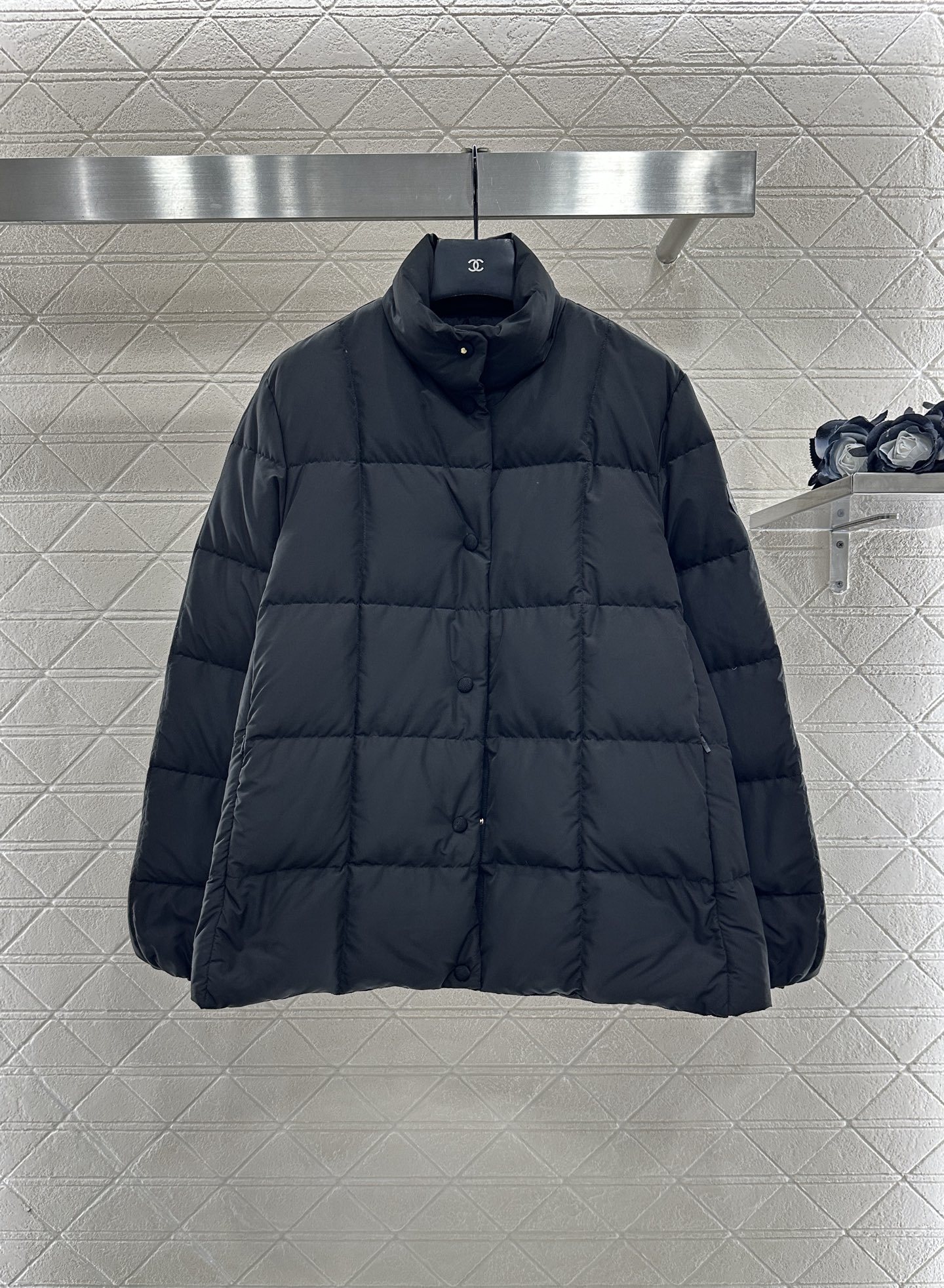 ♥Moncle*♥2025新品上架 长方压纹立领羽绒服定制YB防风防水尼龙材质,白鹅绒填充内里,整件轻盈