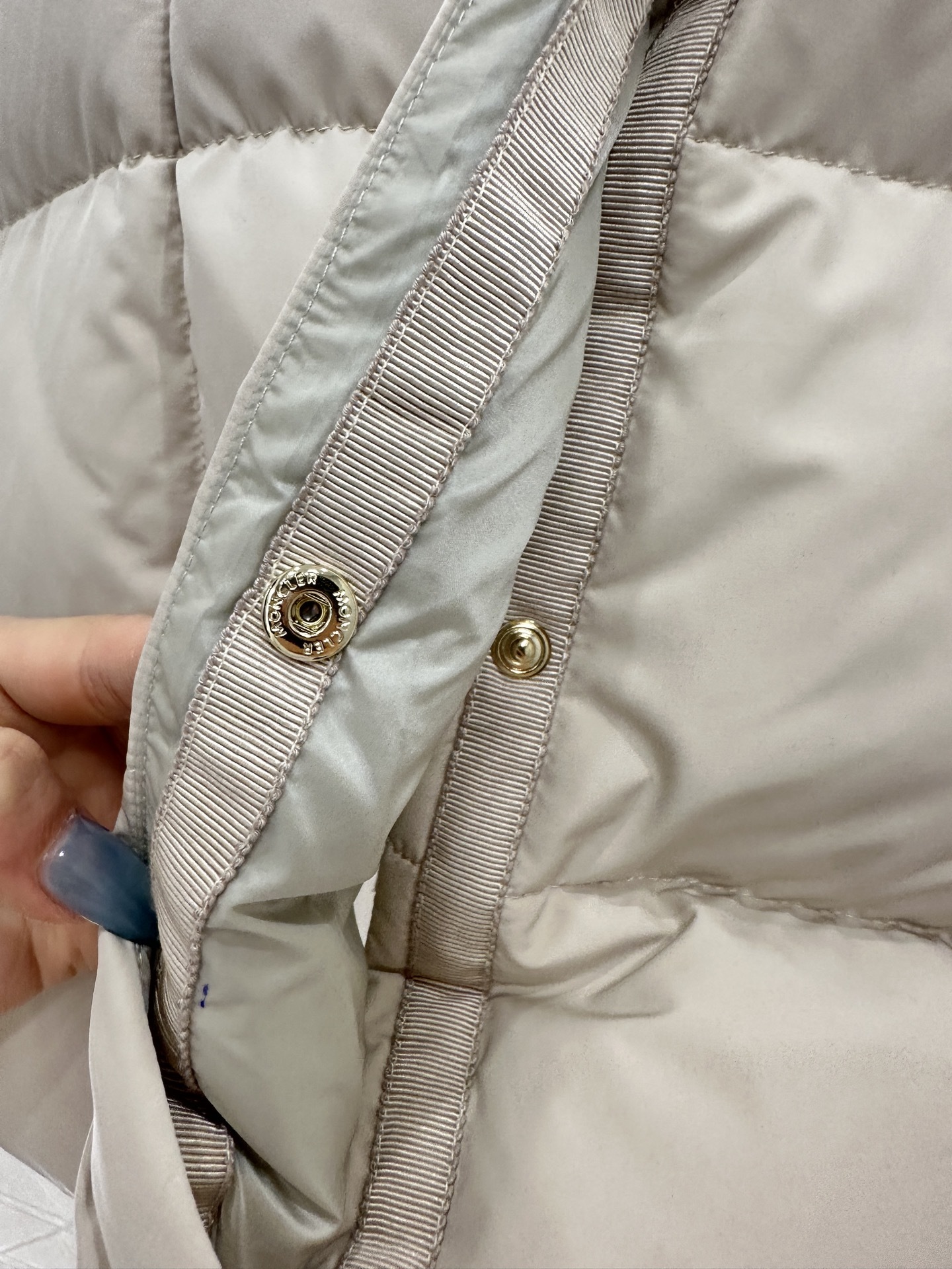 ♥Moncle*♥2025新品上架 长方压纹立领羽绒服定制YB防风防水尼龙材质,白鹅绒填充内里,整件轻盈