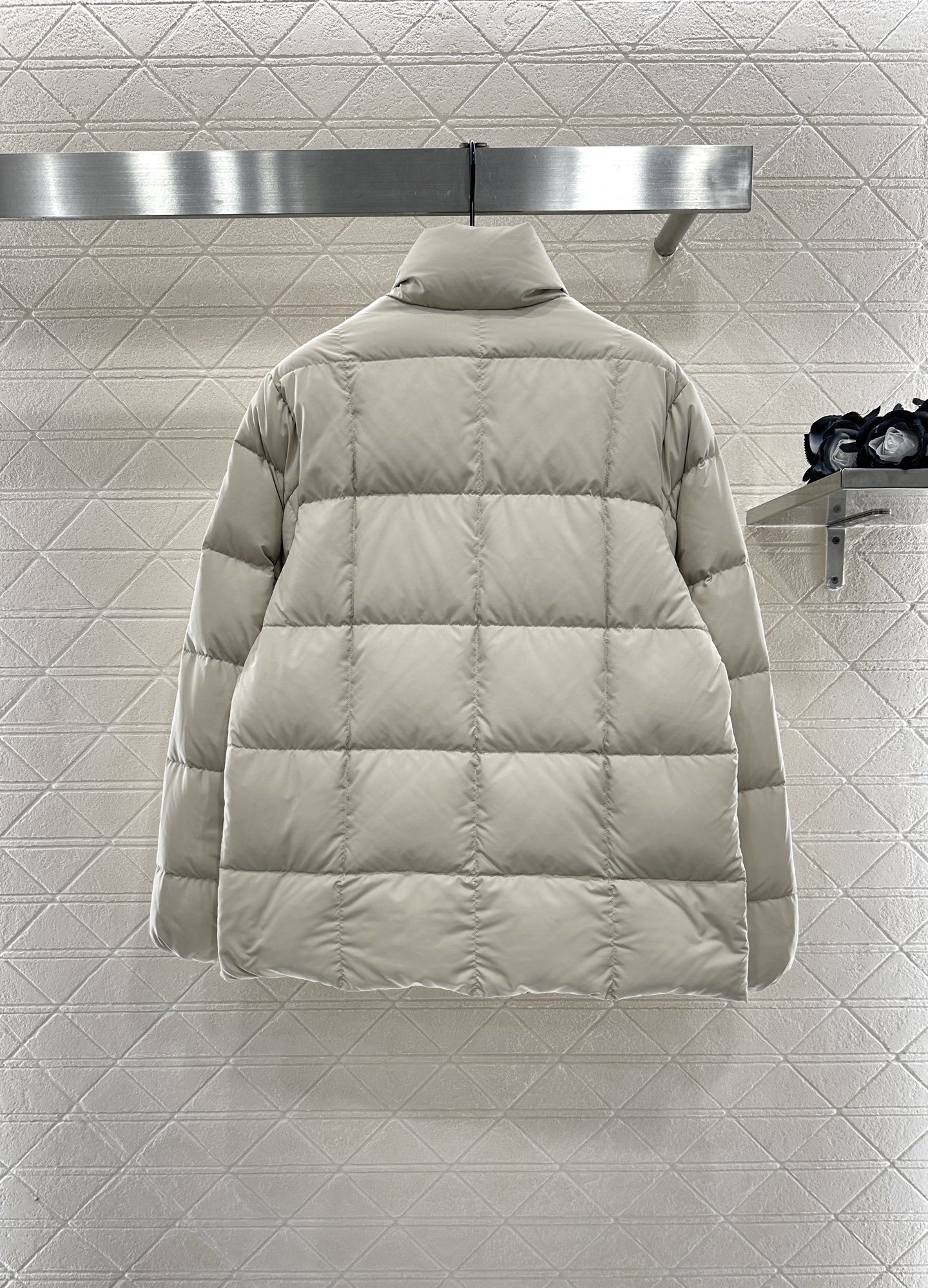 ♥Moncle*♥2025新品上架 长方压纹立领羽绒服定制YB防风防水尼龙材质,白鹅绒填充内里,整件轻盈