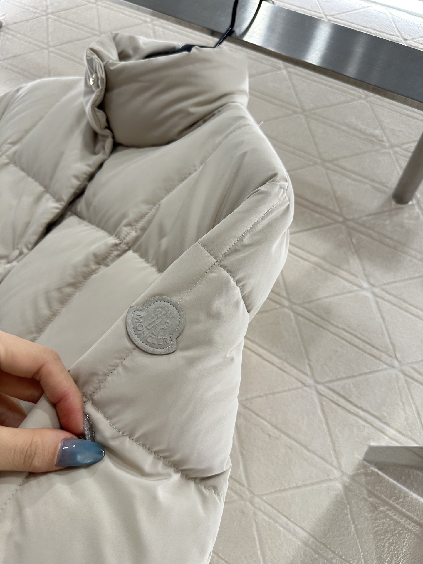 ♥Moncle*♥2025新品上架 长方压纹立领羽绒服定制YB防风防水尼龙材质,白鹅绒填充内里,整件轻盈