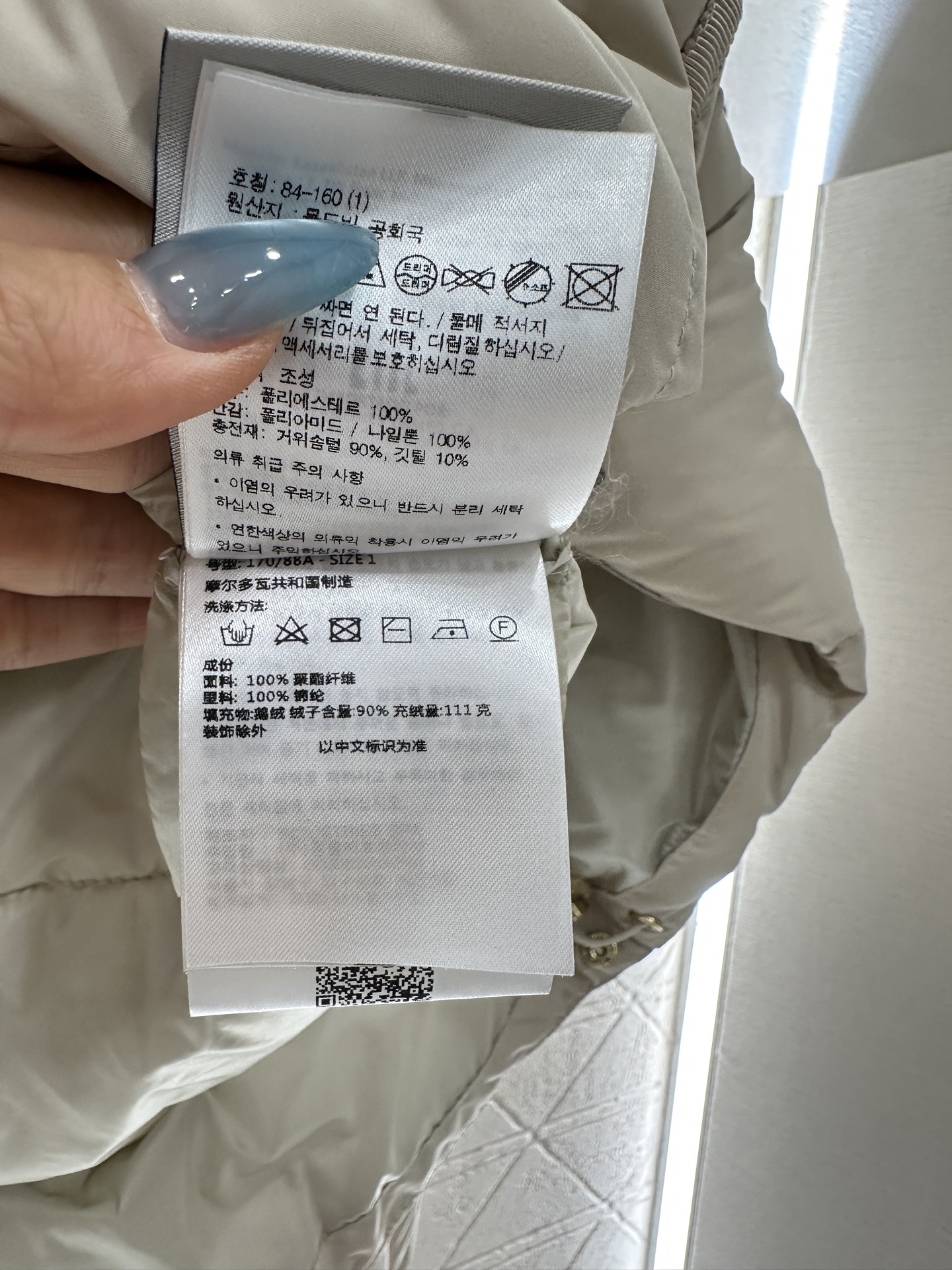 ♥Moncle*♥2025新品上架 长方压纹立领羽绒服定制YB防风防水尼龙材质,白鹅绒填充内里,整件轻盈