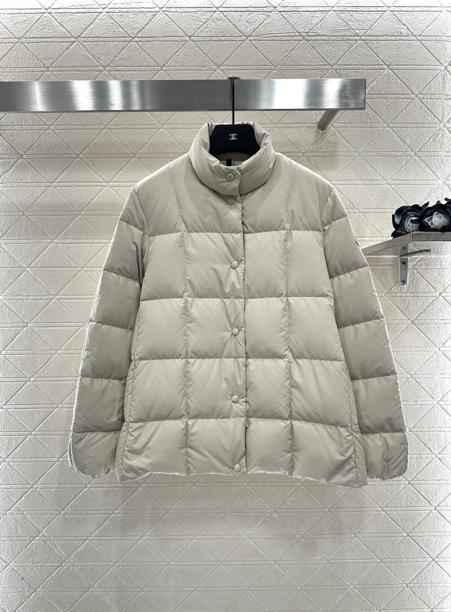 ♥Moncle*♥2025新品上架 长方压纹立领羽绒服定制YB防风防水尼龙材质,白鹅绒填充内里,整件轻盈