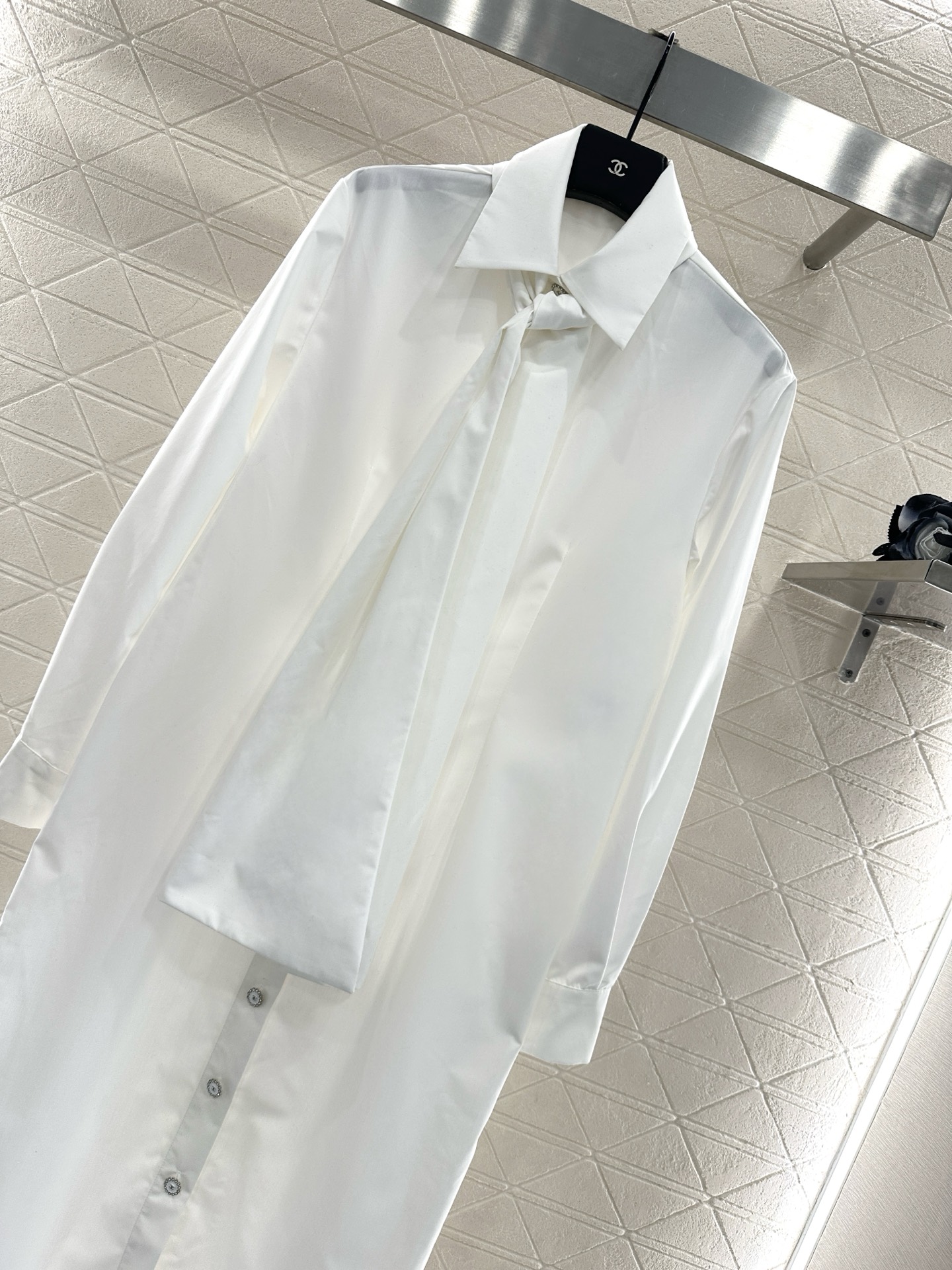 ♥Chane*♥2025新品上架 飘带系结长款衬衣裙定制YB斜纹全棉材质，质感舒适细腻，透气十足，翻领长