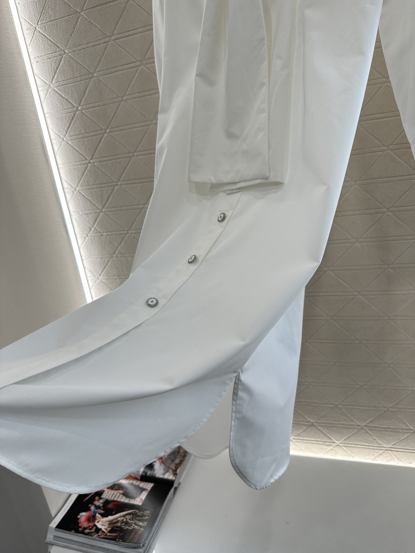 ♥Chane*♥2025新品上架 飘带系结长款衬衣裙定制YB斜纹全棉材质，质感舒适细腻，透气十足，翻领长