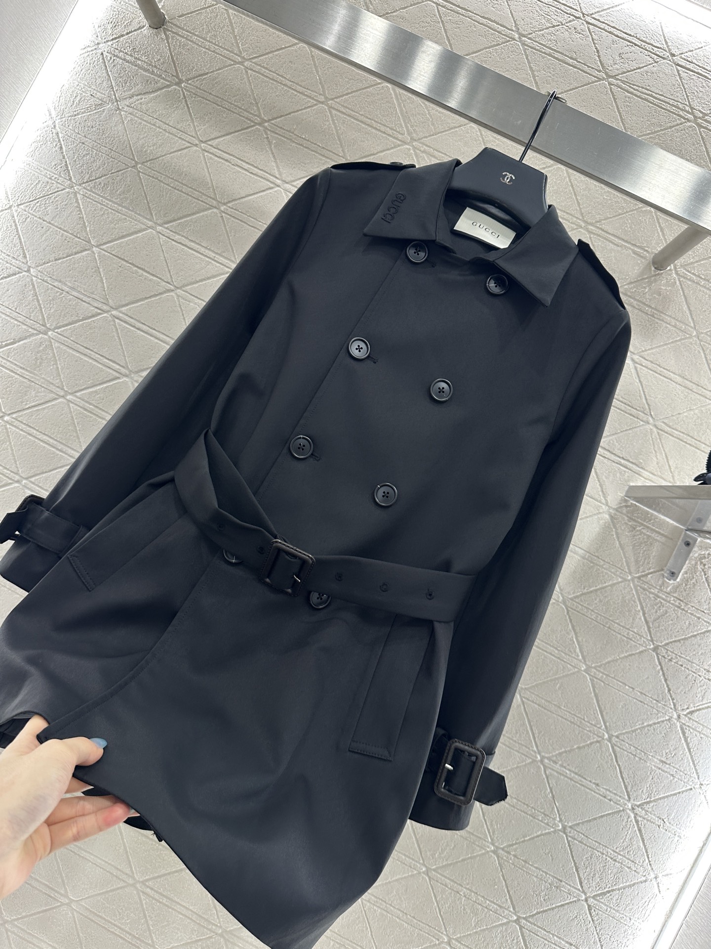 ♥Gucc*♥2025新品上架 翻领双排扣中长款风衣定制YB斜纹全棉风衣材质，挺括有型，质感高级，翻领中