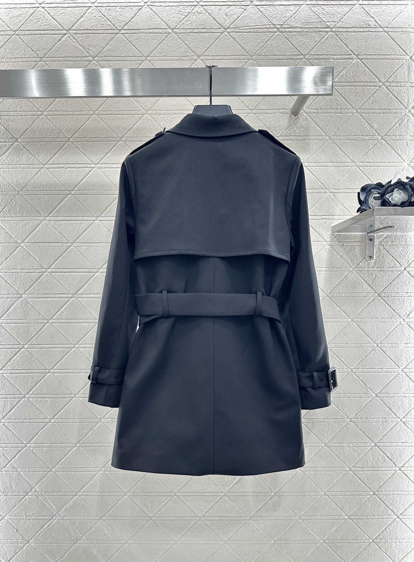 ♥Gucc*♥2025新品上架 翻领双排扣中长款风衣定制YB斜纹全棉风衣材质，挺括有型，质感高级，翻领中