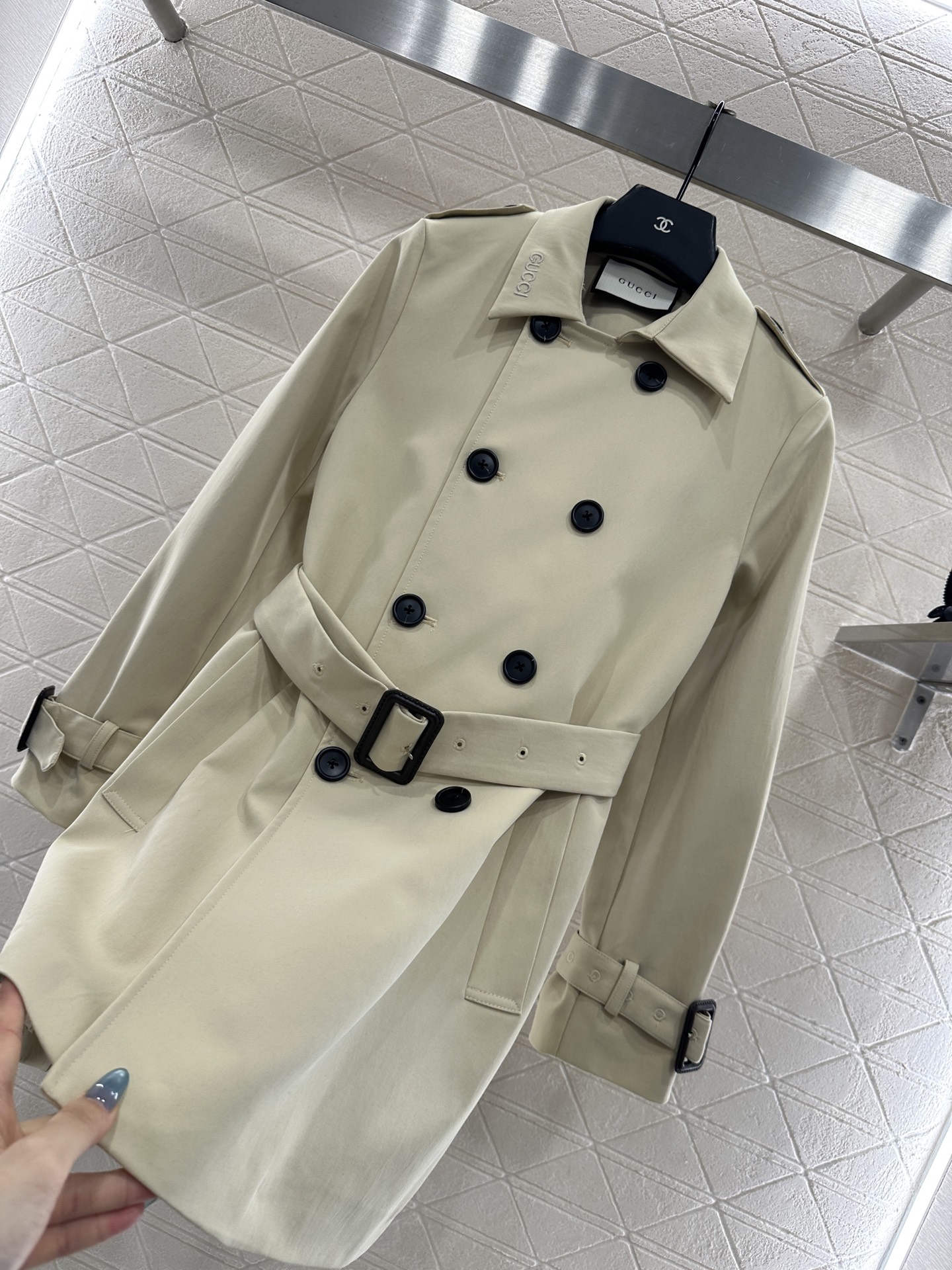 ♥Gucc*♥2025新品上架 翻领双排扣中长款风衣定制YB斜纹全棉风衣材质，挺括有型，质感高级，翻领中