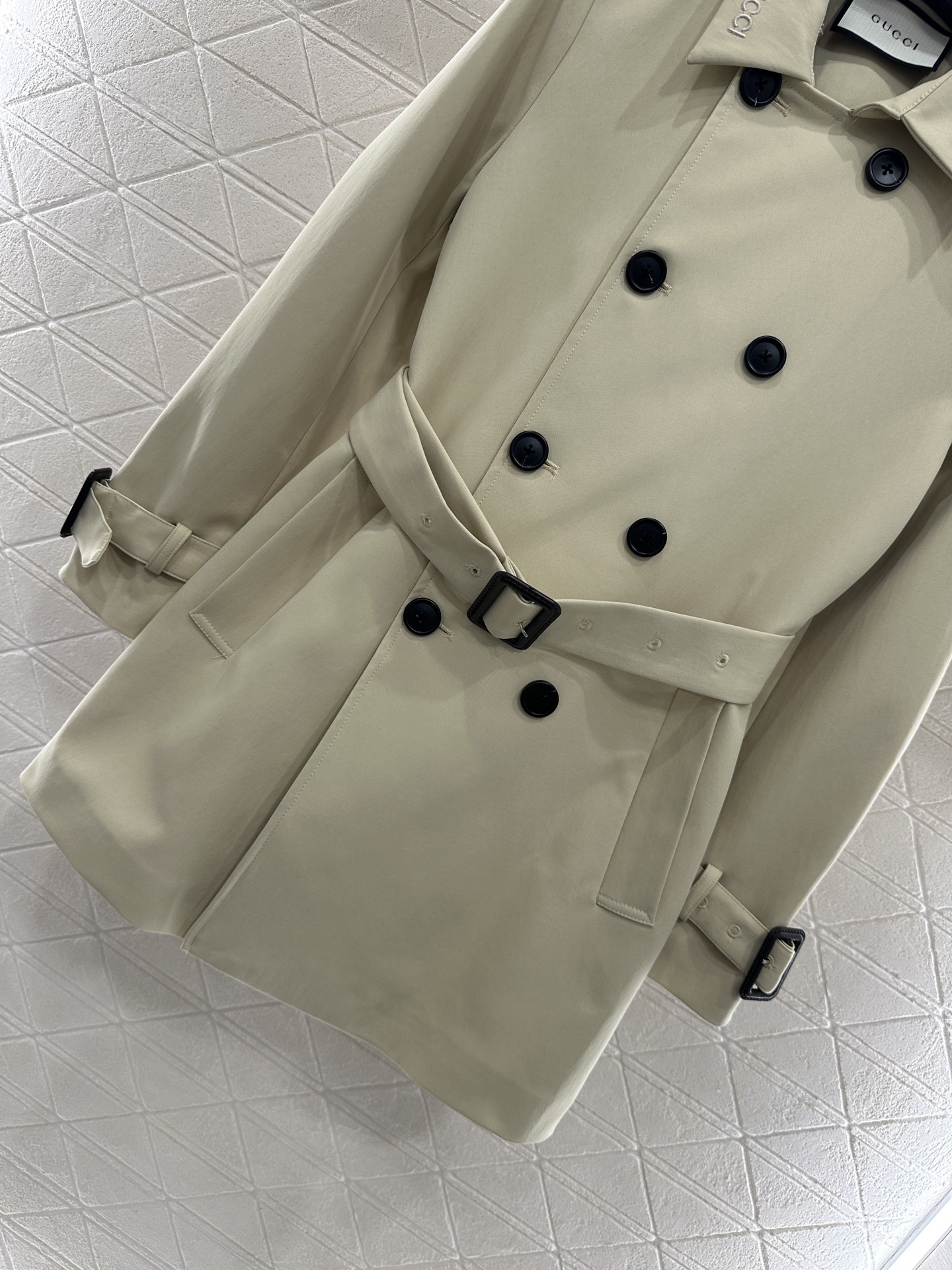 ♥Gucc*♥2025新品上架 翻领双排扣中长款风衣定制YB斜纹全棉风衣材质，挺括有型，质感高级，翻领中