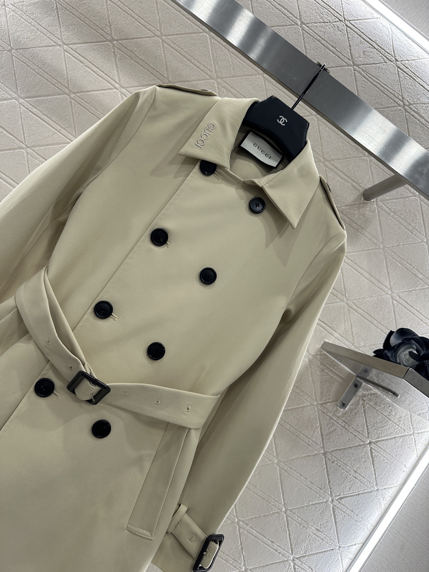 ♥Gucc*♥2025新品上架 翻领双排扣中长款风衣定制YB斜纹全棉风衣材质，挺括有型，质感高级，翻领中