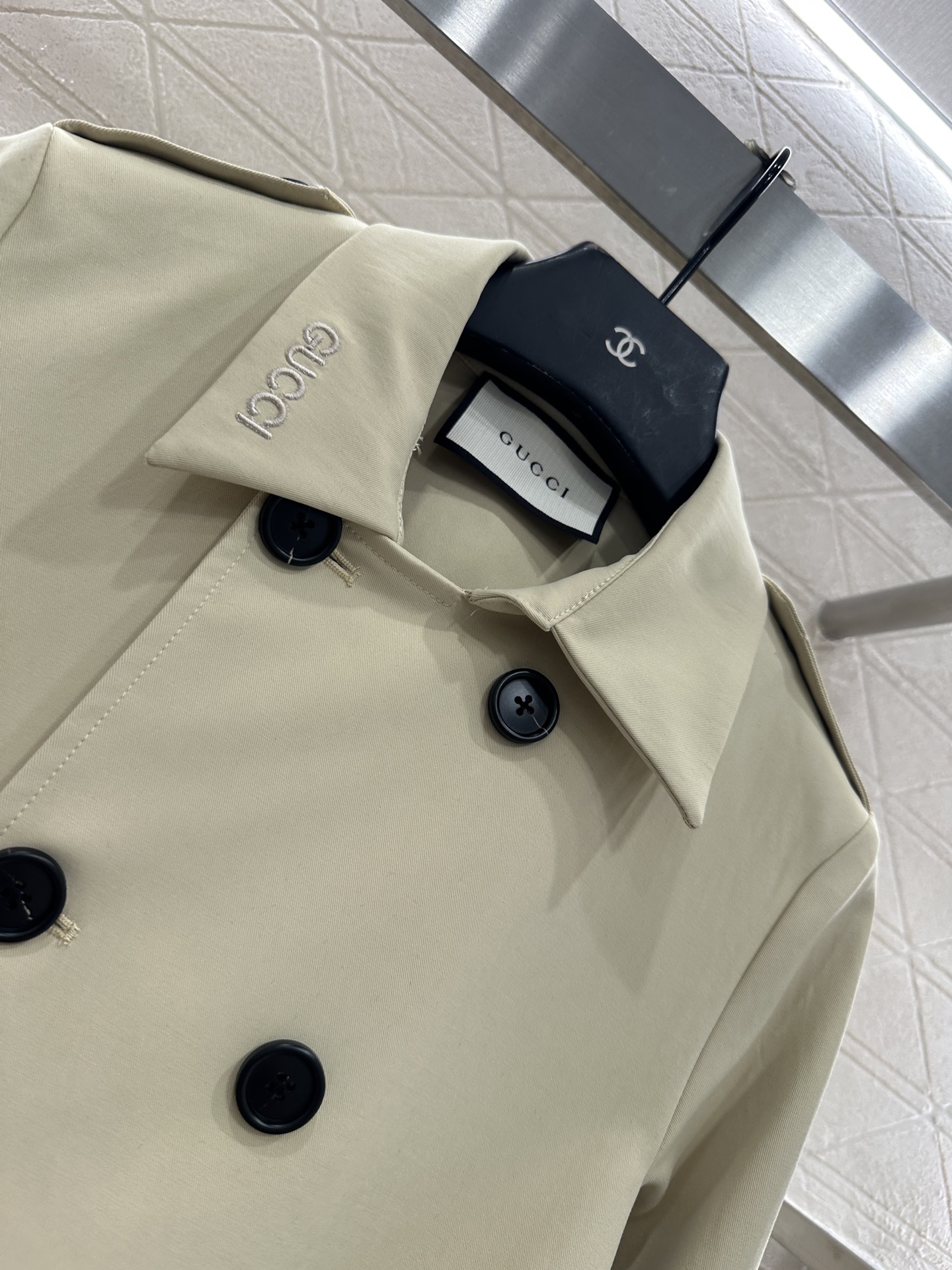 ♥Gucc*♥2025新品上架 翻领双排扣中长款风衣定制YB斜纹全棉风衣材质，挺括有型，质感高级，翻领中