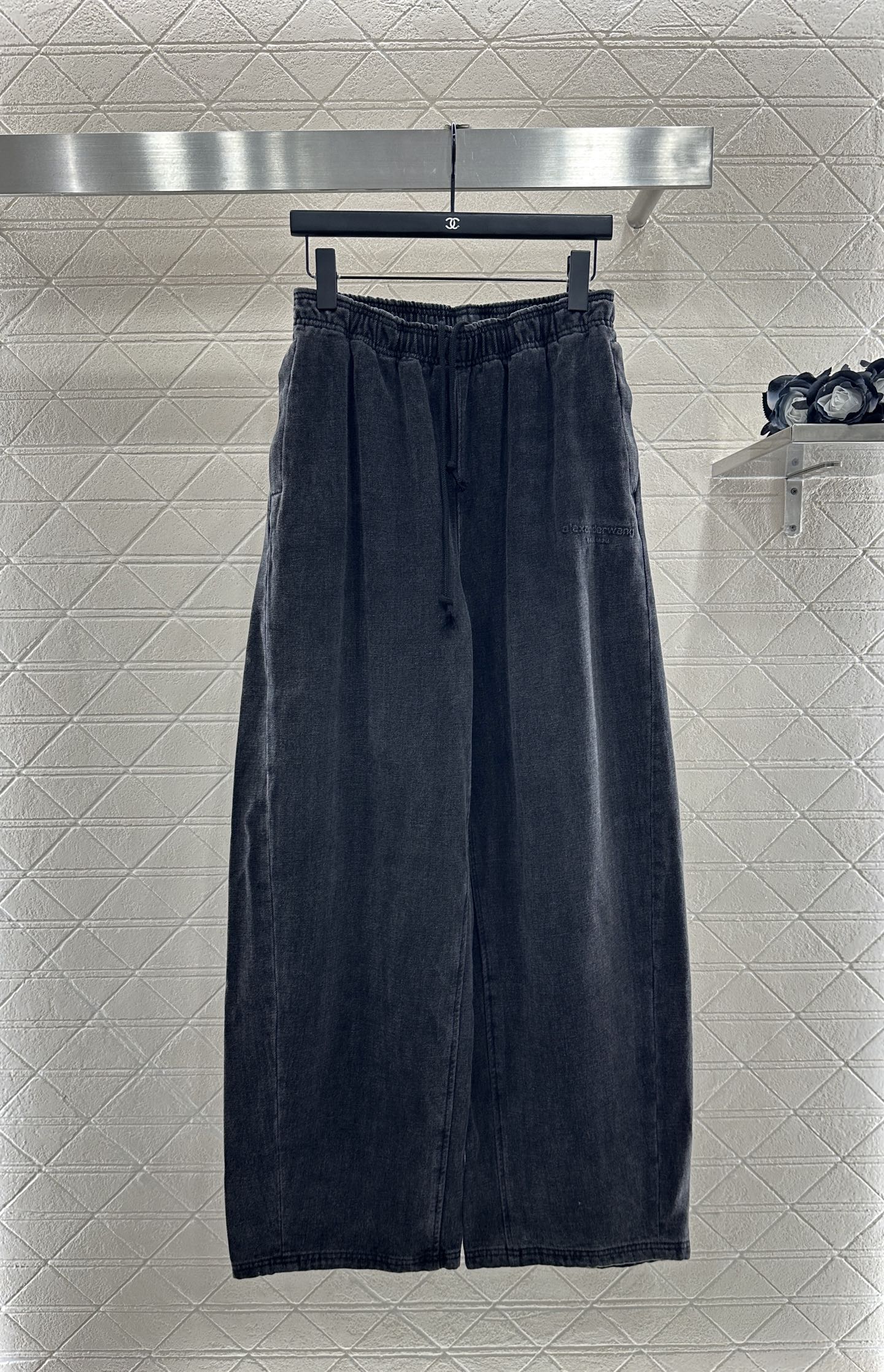 ♥Alexander wan*♥2025新品上架 磨绒抽绳弯刀长裤定制YB斜纹全棉材质，质感舒适，挺括有