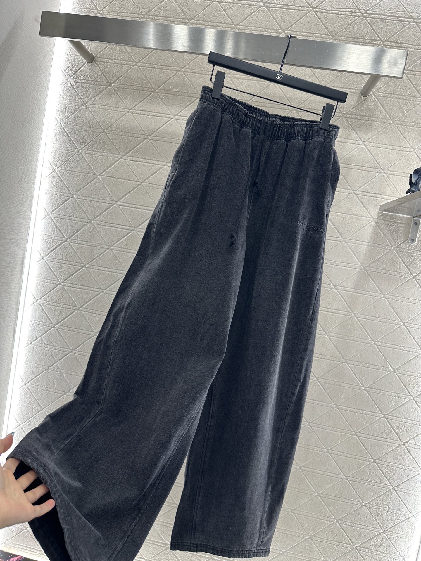 ♥Alexander wan*♥2025新品上架 磨绒抽绳弯刀长裤定制YB斜纹全棉材质，质感舒适，挺括有