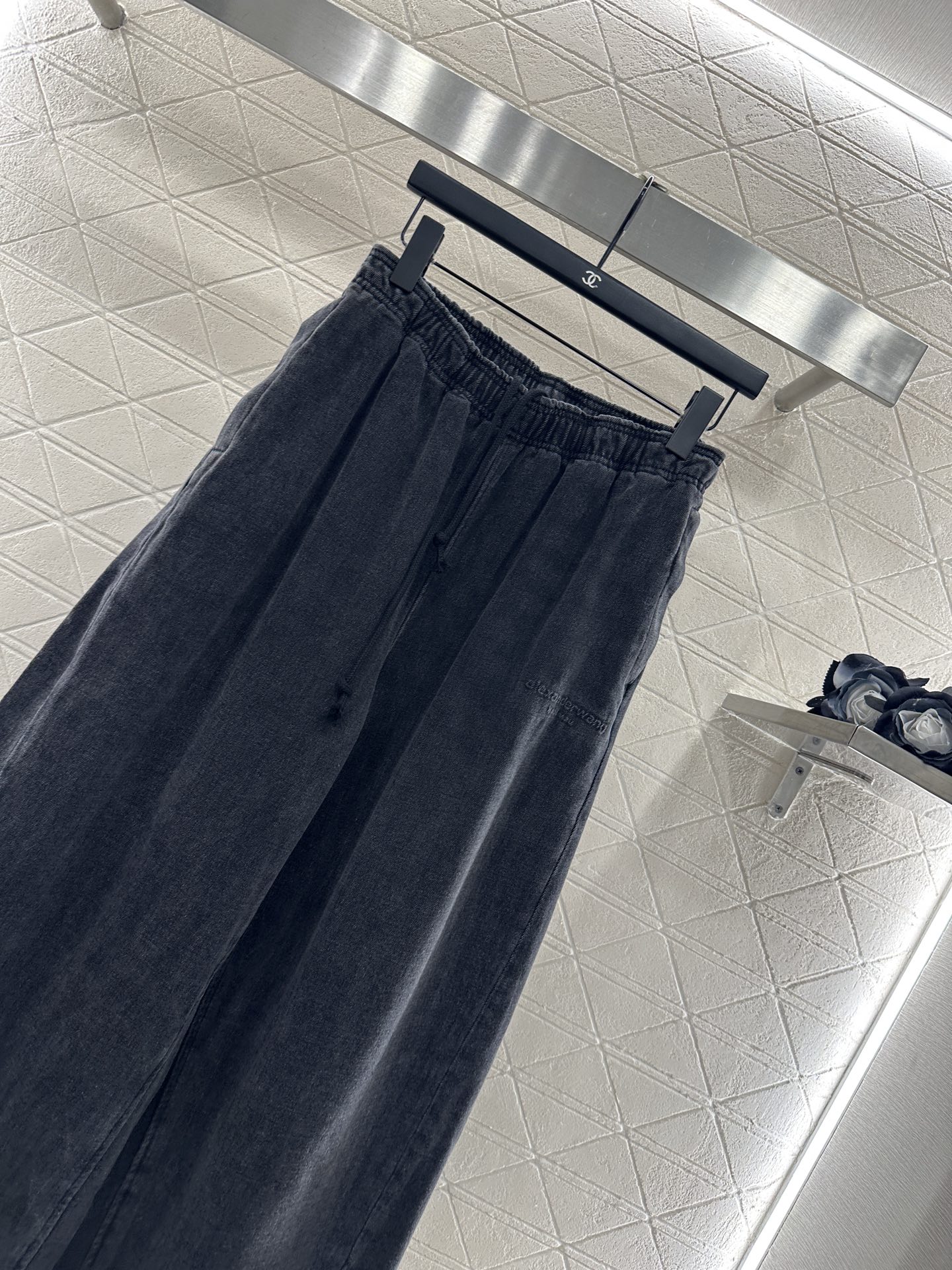 ♥Alexander wan*♥2025新品上架 磨绒抽绳弯刀长裤定制YB斜纹全棉材质，质感舒适，挺括有