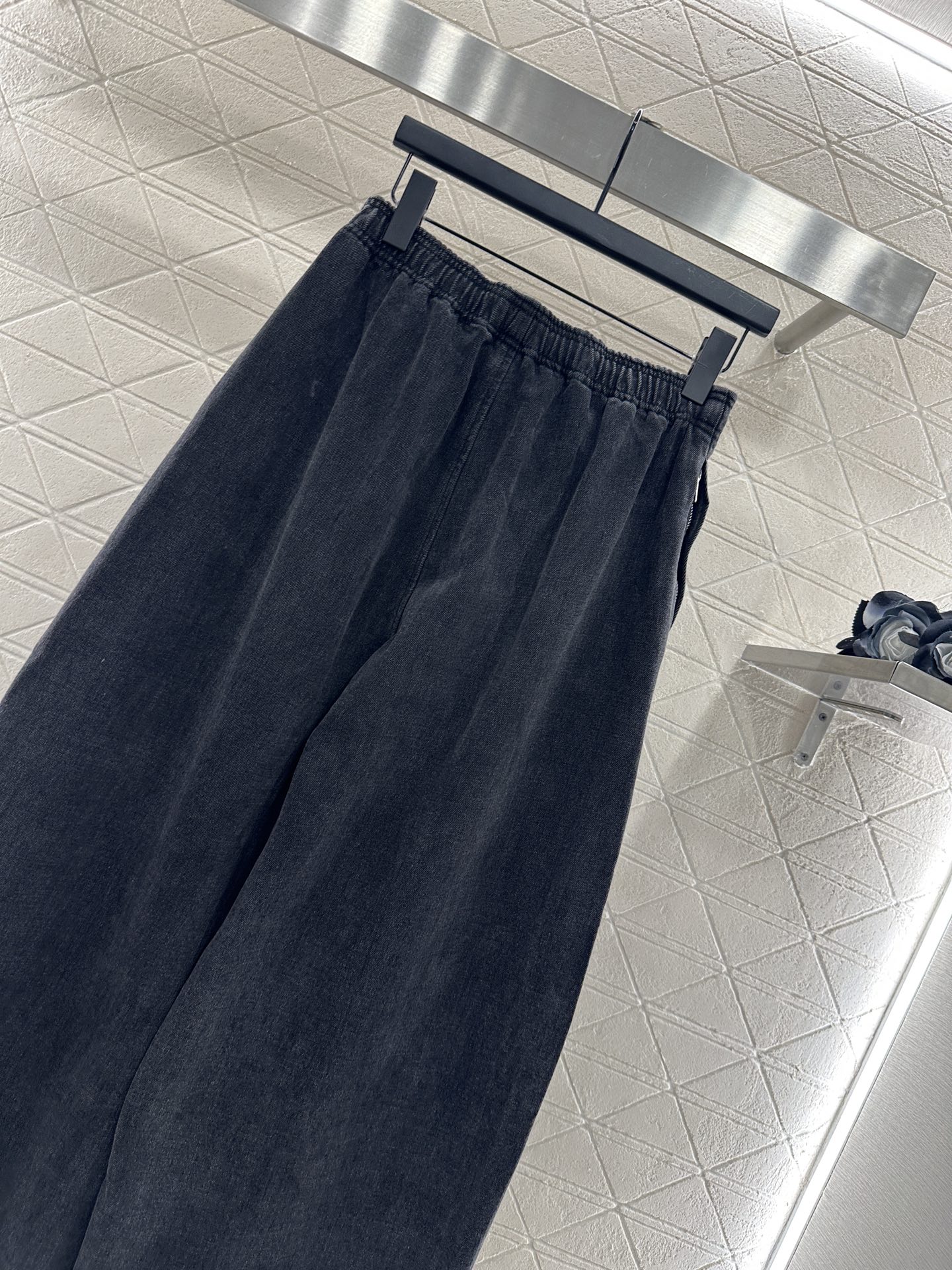 ♥Alexander wan*♥2025新品上架 磨绒抽绳弯刀长裤定制YB斜纹全棉材质，质感舒适，挺括有