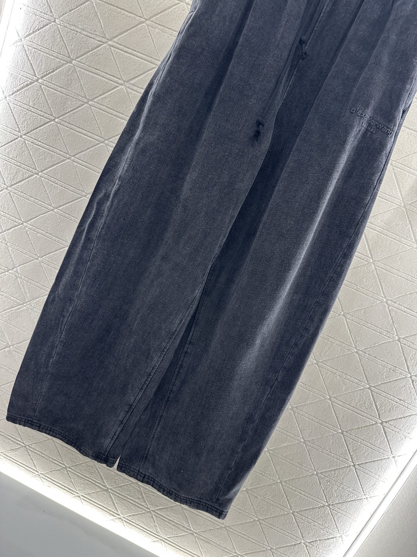 ♥Alexander wan*♥2025新品上架 磨绒抽绳弯刀长裤定制YB斜纹全棉材质，质感舒适，挺括有