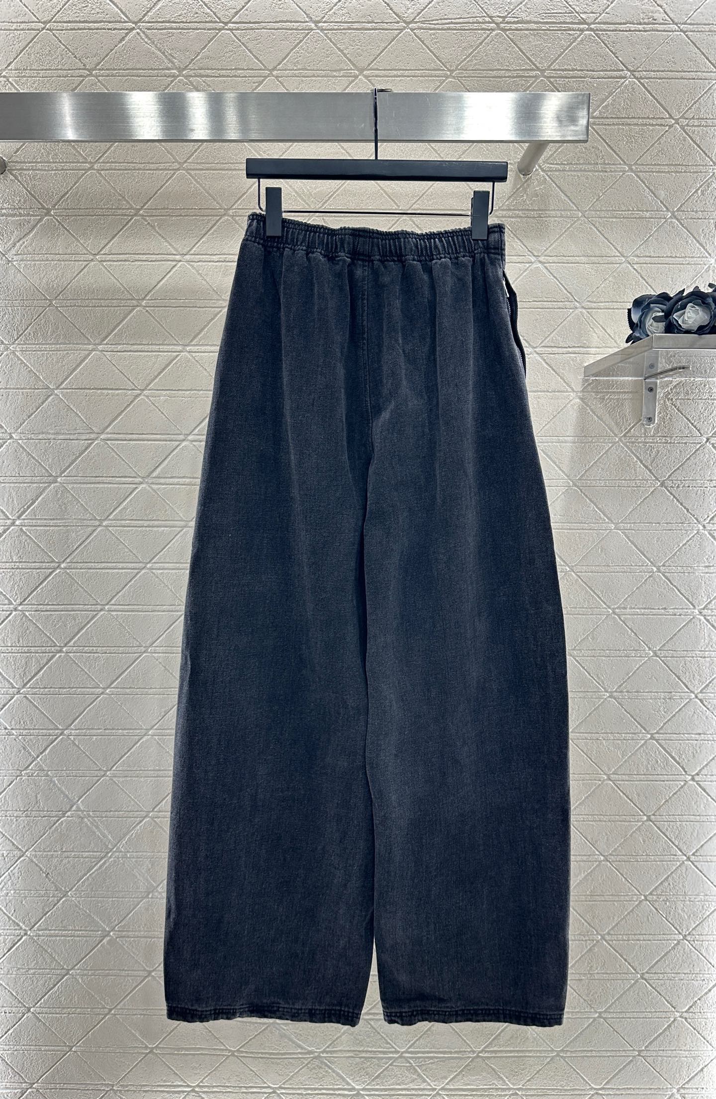 ♥Alexander wan*♥2025新品上架 磨绒抽绳弯刀长裤定制YB斜纹全棉材质，质感舒适，挺括有