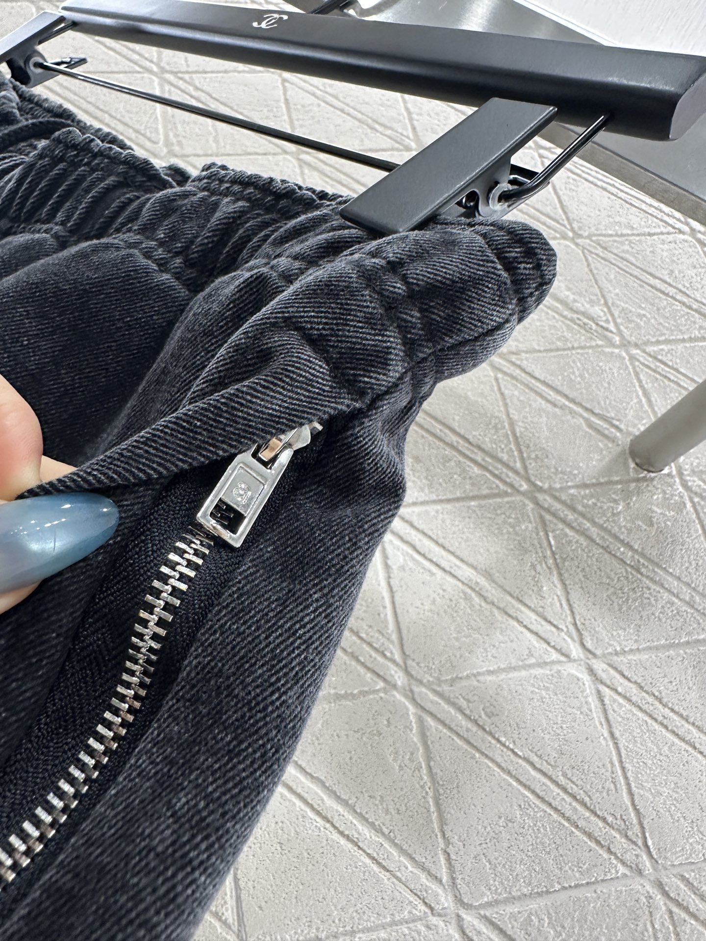 ♥Alexander wan*♥2025新品上架 磨绒抽绳弯刀长裤定制YB斜纹全棉材质，质感舒适，挺括有