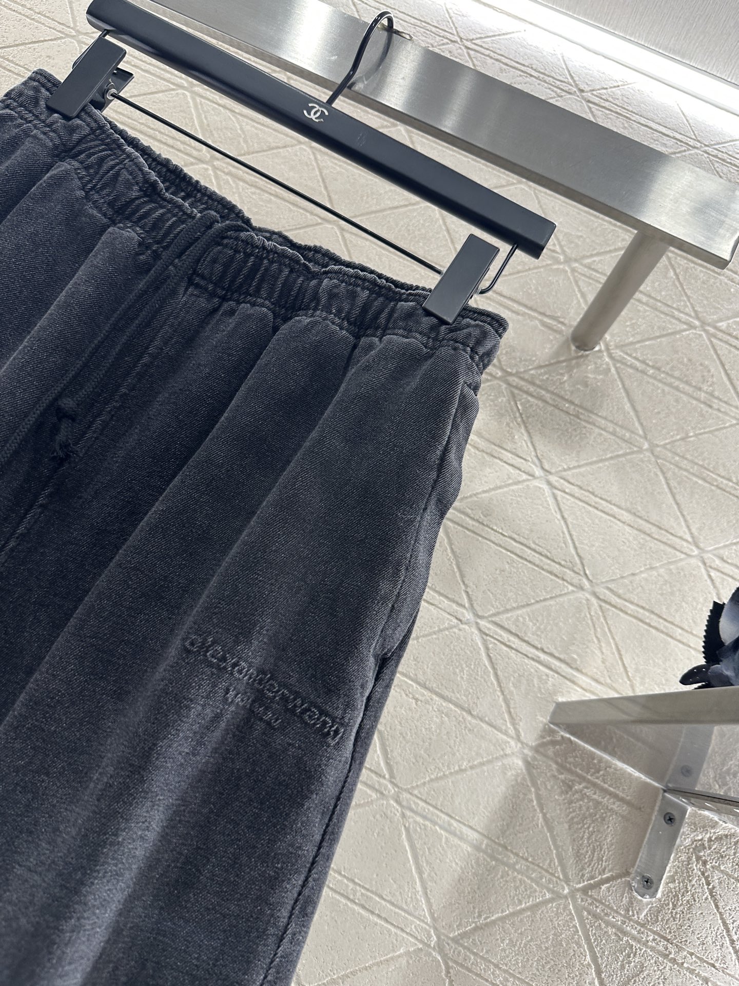 ♥Alexander wan*♥2025新品上架 磨绒抽绳弯刀长裤定制YB斜纹全棉材质，质感舒适，挺括有