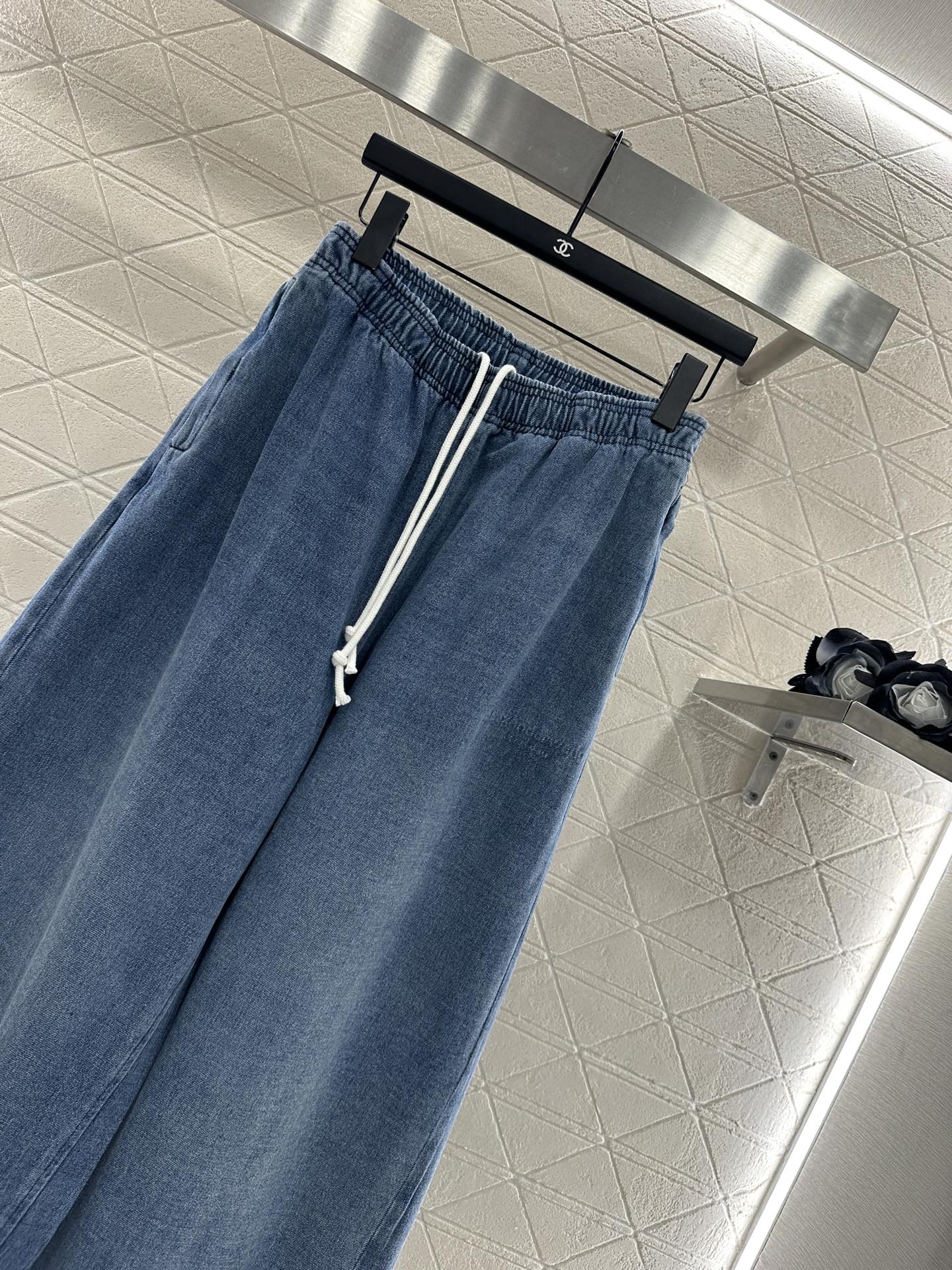 ♥Alexander wan*♥2025新品上架 磨绒抽绳弯刀长裤定制YB斜纹全棉材质，质感舒适，挺括有