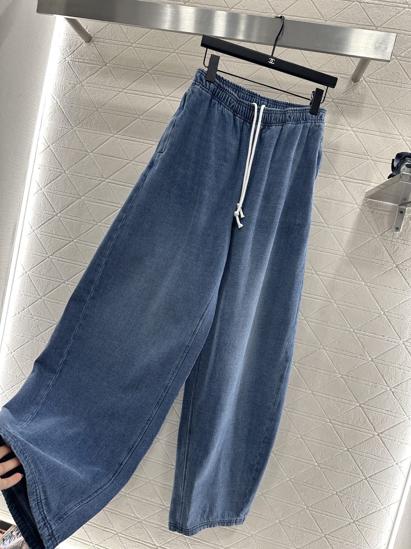 ♥Alexander wan*♥2025新品上架 磨绒抽绳弯刀长裤定制YB斜纹全棉材质，质感舒适，挺括有