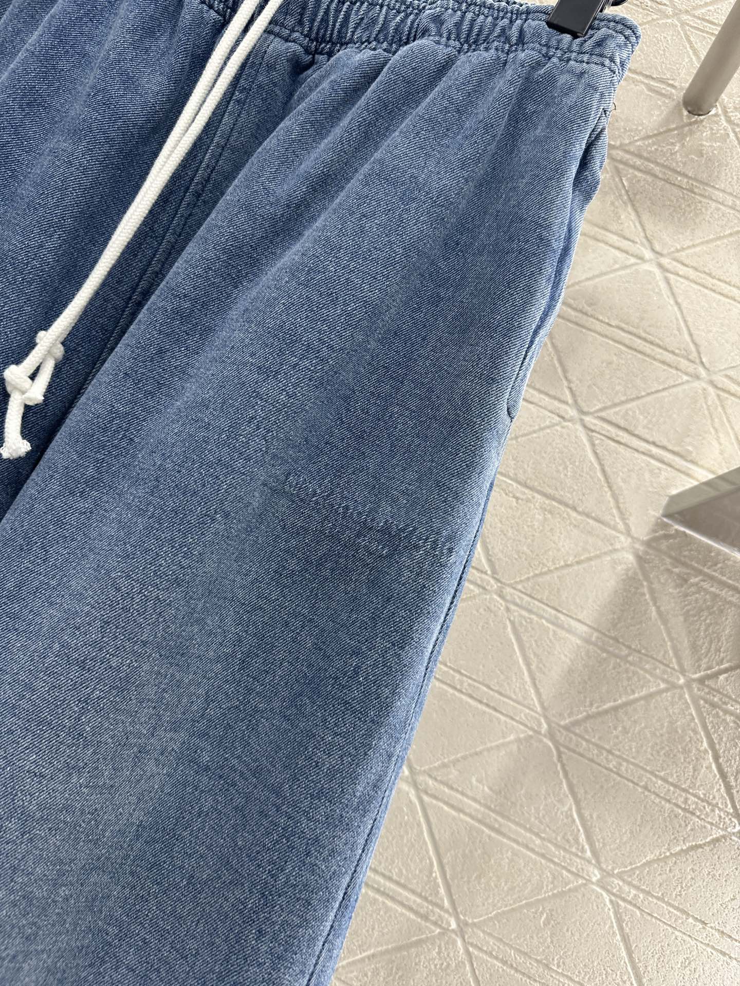 ♥Alexander wan*♥2025新品上架 磨绒抽绳弯刀长裤定制YB斜纹全棉材质，质感舒适，挺括有