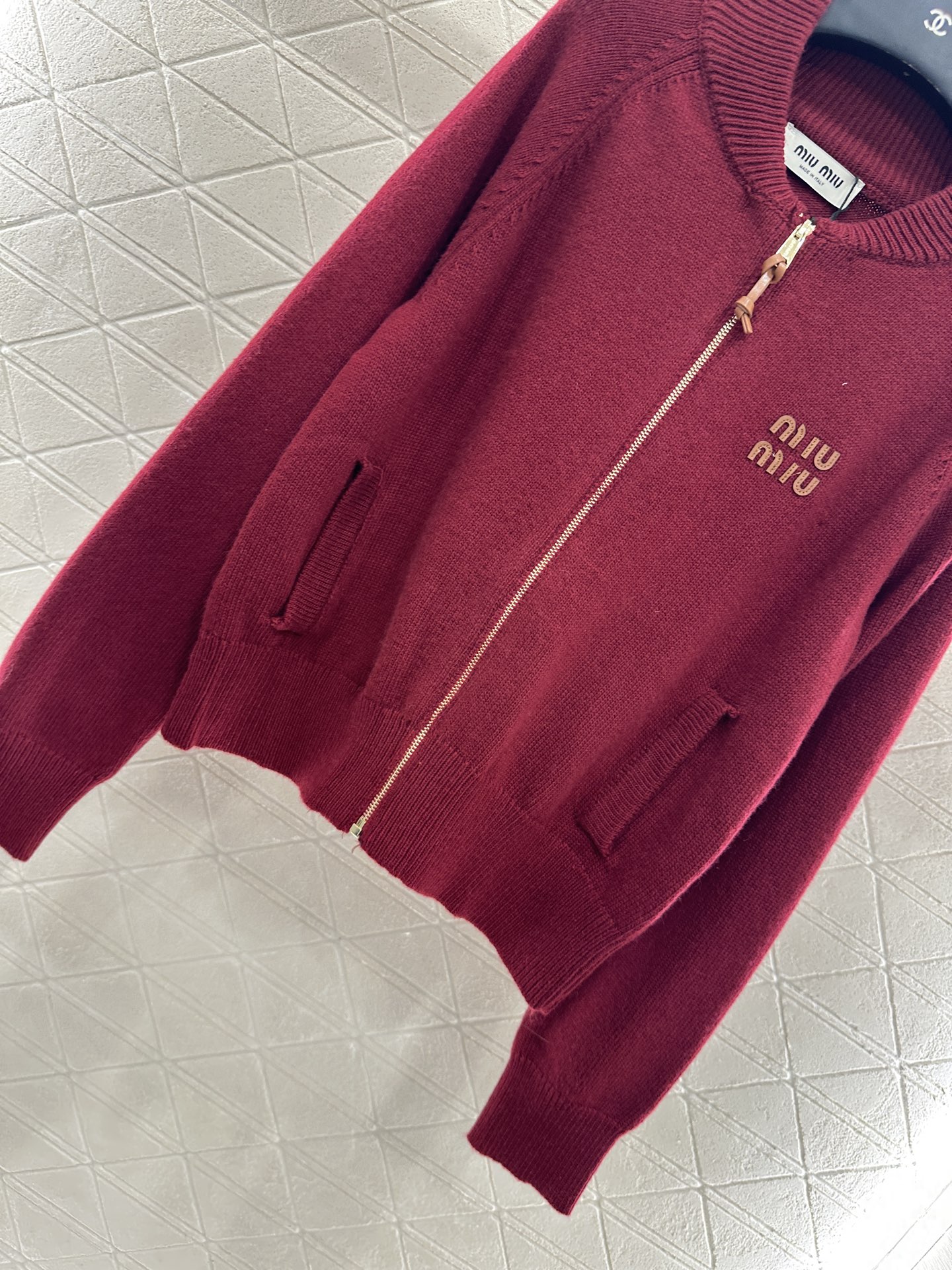 ♥Miumi*♥2025新品上架 拉链针织外套定制YB羊毛纱线织造，质感高级，舒适柔软，拉链针织外套剪裁