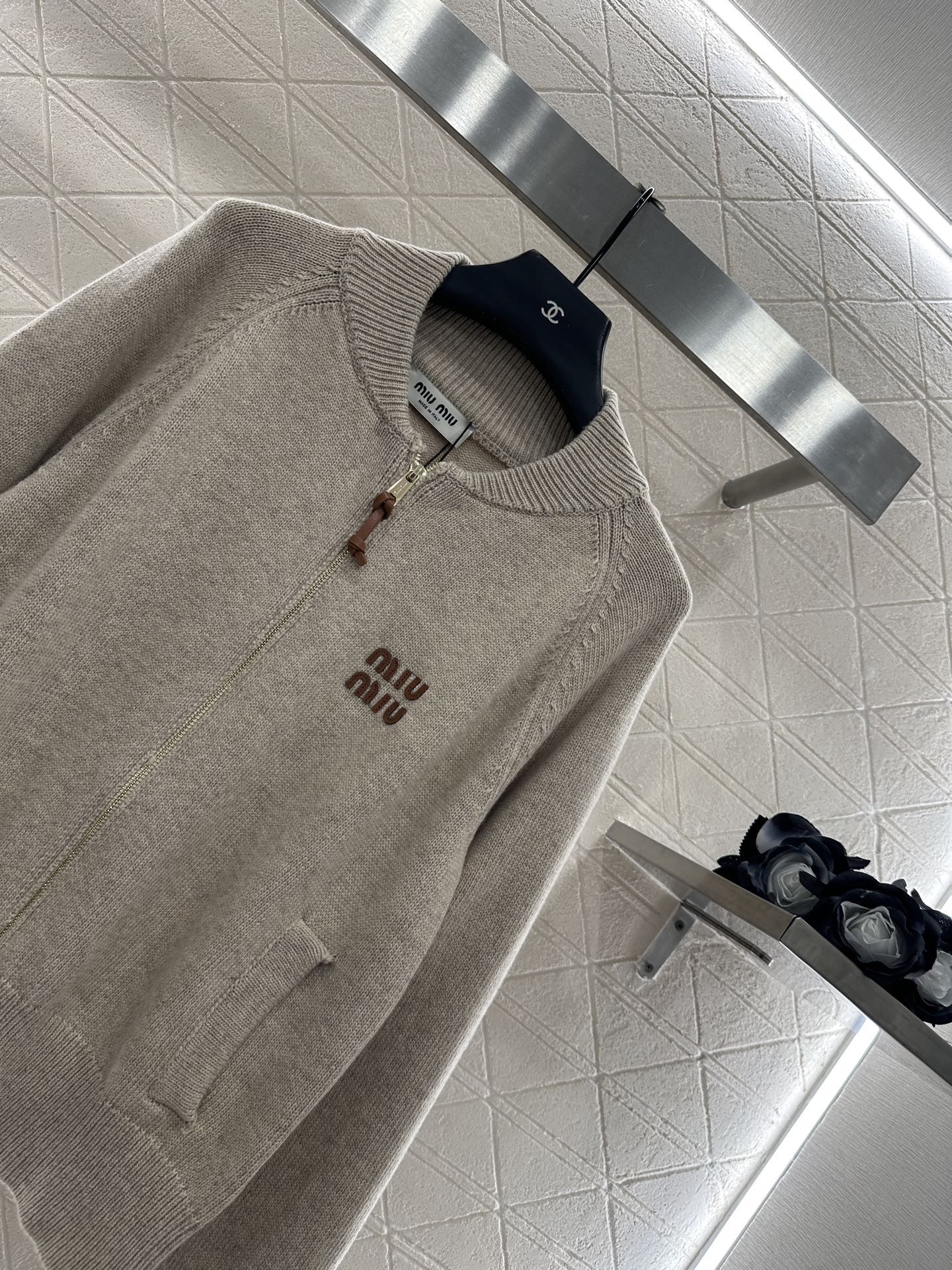 ♥Miumi*♥2025新品上架 拉链针织外套定制YB羊毛纱线织造，质感高级，舒适柔软，拉链针织外套剪裁