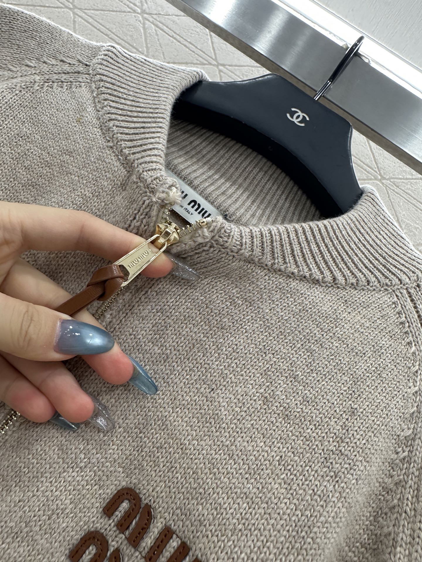 ♥Miumi*♥2025新品上架 拉链针织外套定制YB羊毛纱线织造，质感高级，舒适柔软，拉链针织外套剪裁