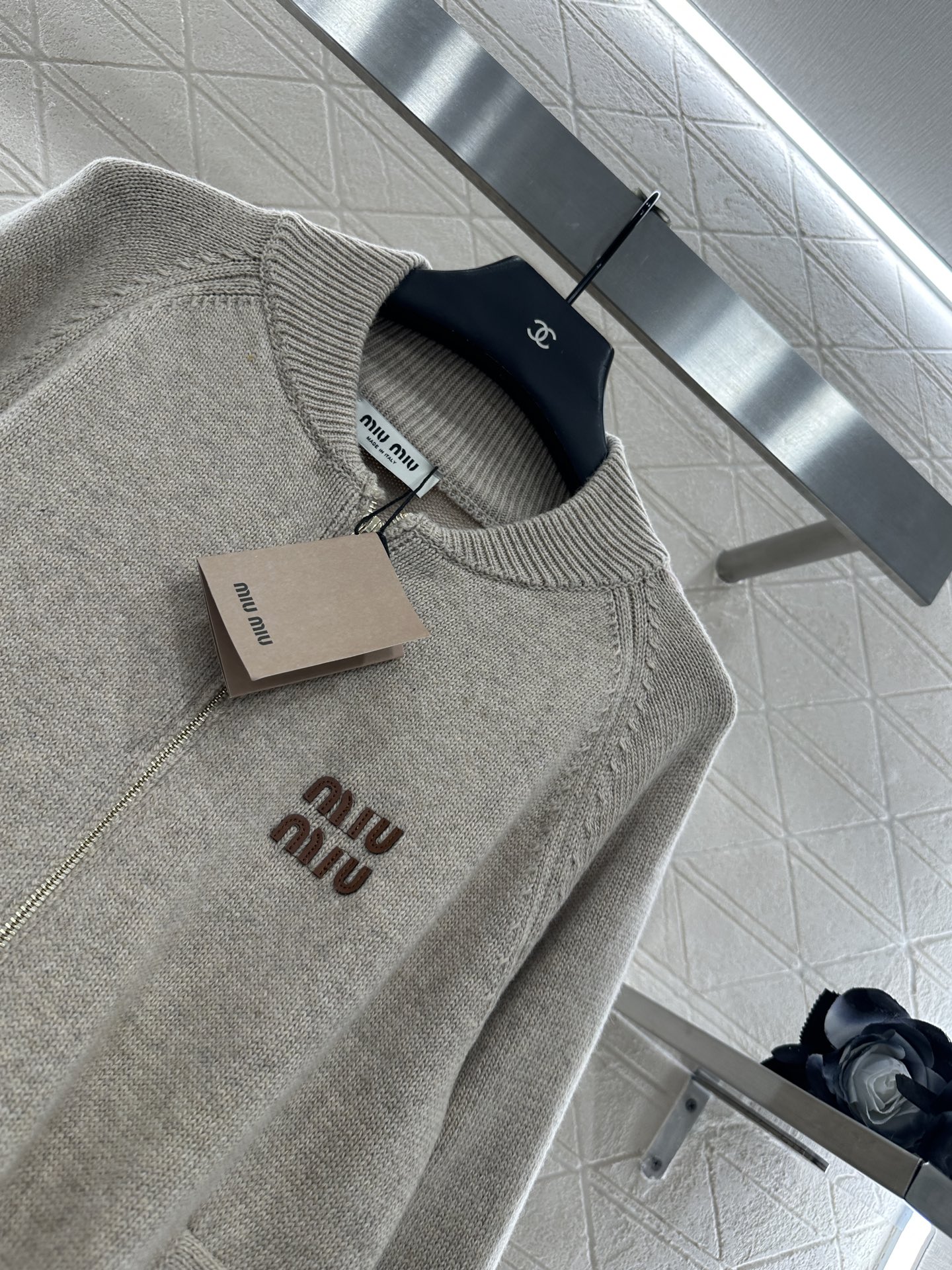 ♥Miumi*♥2025新品上架 拉链针织外套定制YB羊毛纱线织造，质感高级，舒适柔软，拉链针织外套剪裁