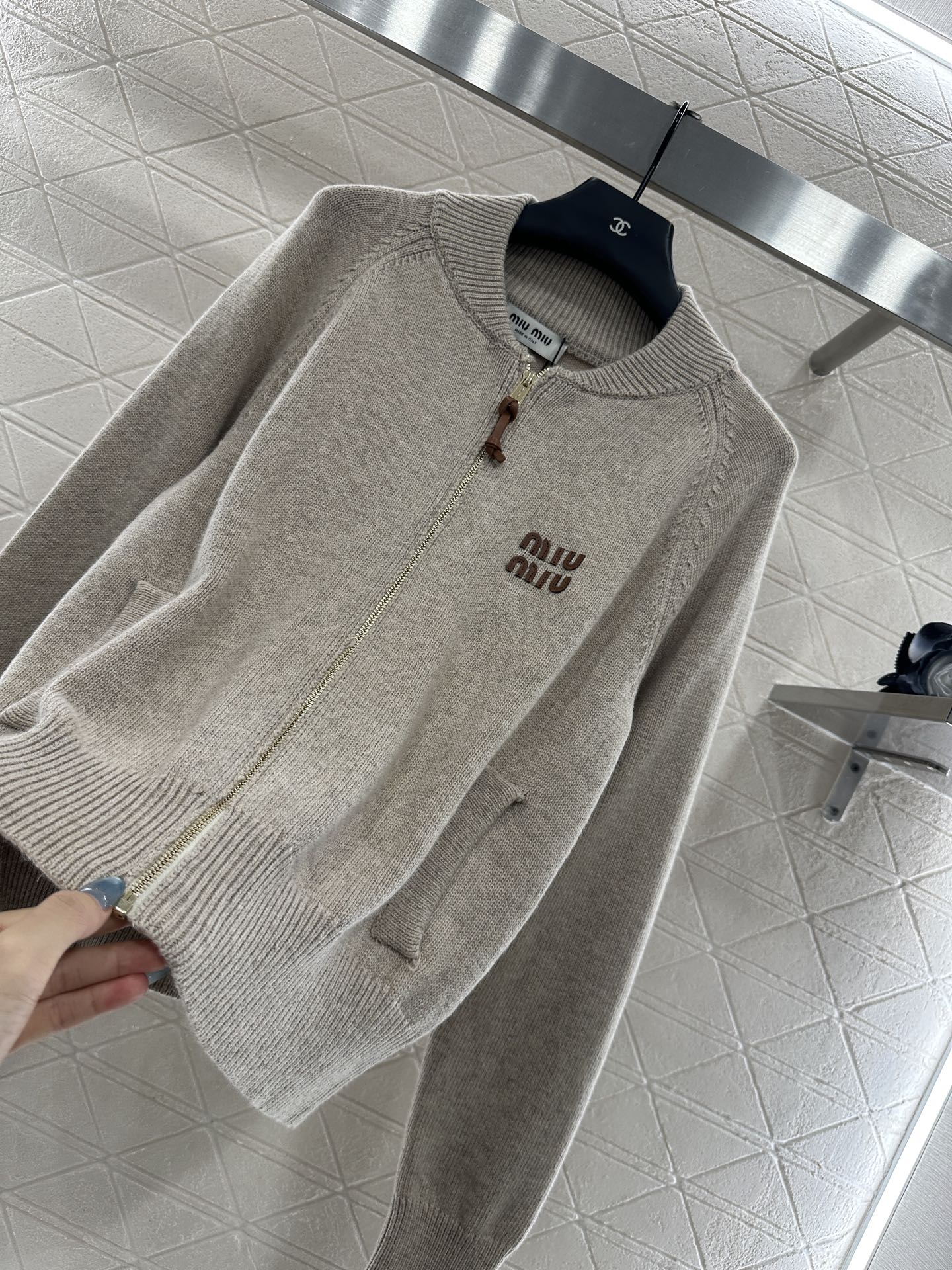 ♥Miumi*♥2025新品上架 拉链针织外套定制YB羊毛纱线织造，质感高级，舒适柔软，拉链针织外套剪裁
