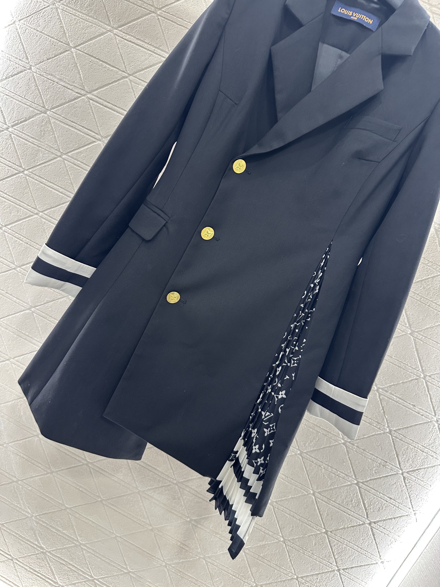 ♥Louis Vuitto*♥2025新品上架 腰带拼接不规则西服定制YB精纺羊毛材质，剪裁高级，挺括有