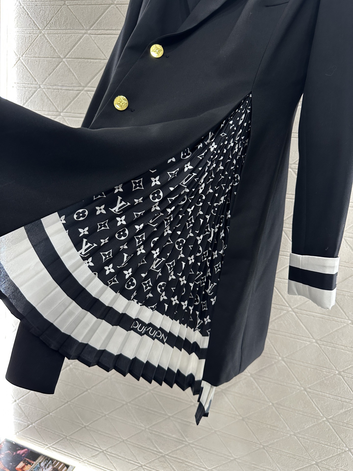 ♥Louis Vuitto*♥2025新品上架 腰带拼接不规则西服定制YB精纺羊毛材质，剪裁高级，挺括有