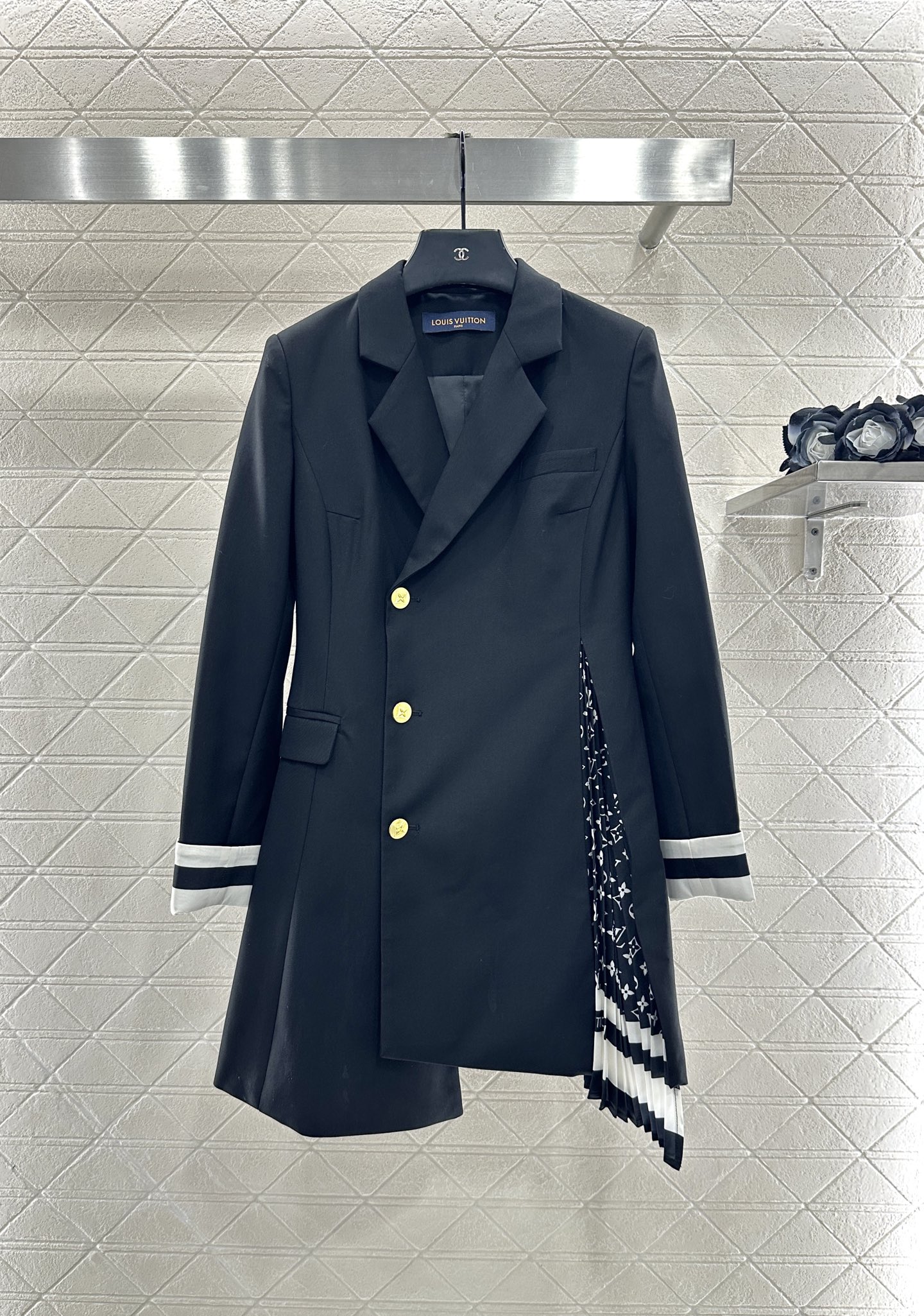 ♥Louis Vuitto*♥2025新品上架 腰带拼接不规则西服定制YB精纺羊毛材质，剪裁高级，挺括有