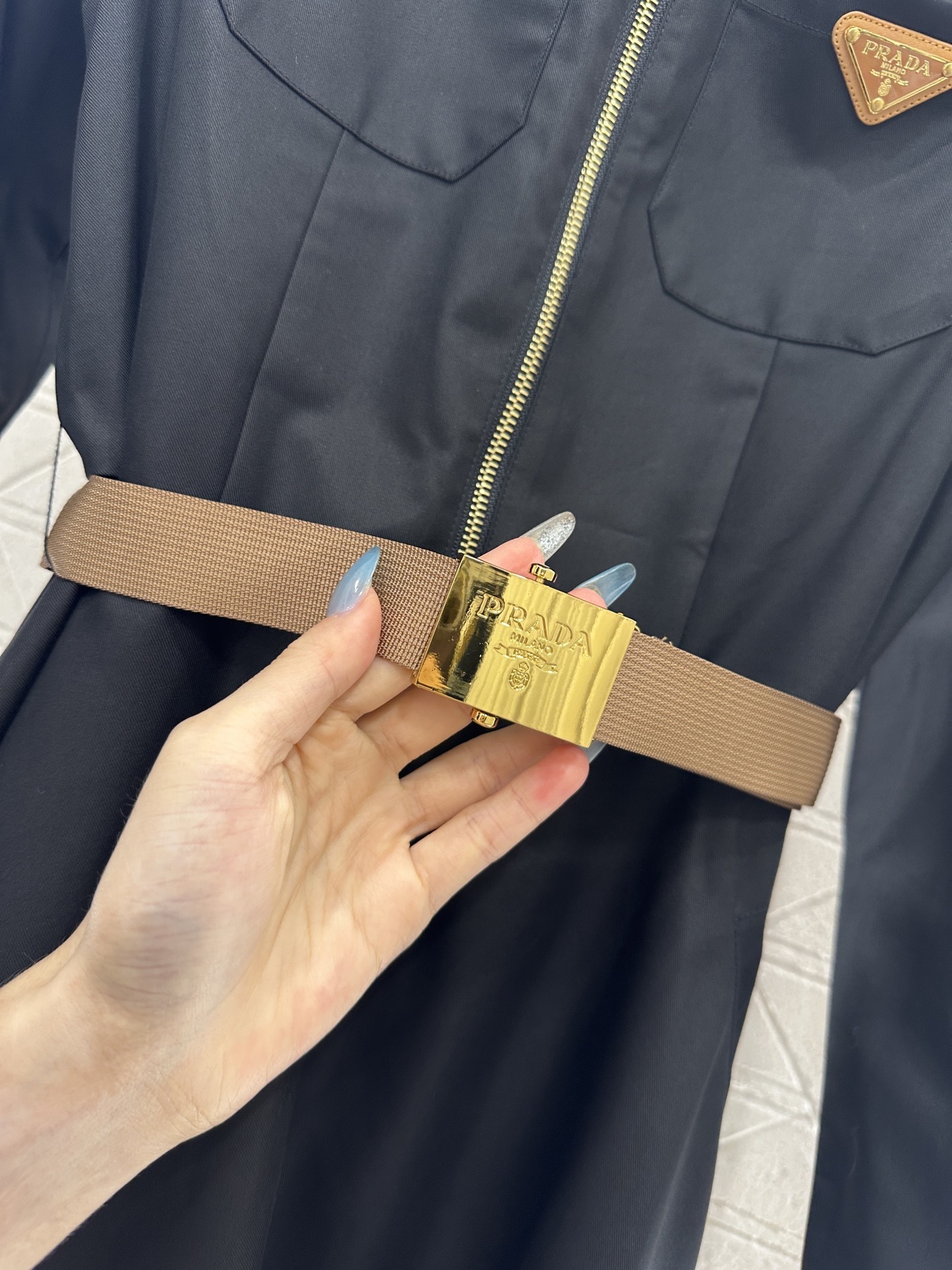 ♥Prad*♥2025新品上架 翻领腰带连衣裙定制YB进口人丝材质,质感透气,垂顺舒适,翻领连衣裙版型,