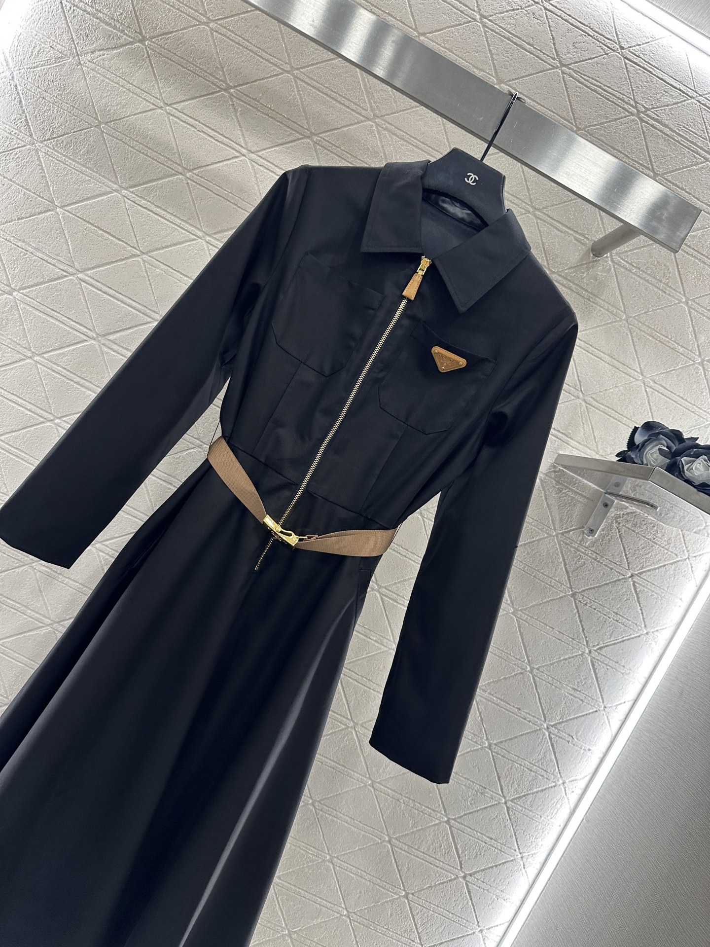 ♥Prad*♥2025新品上架 翻领腰带连衣裙定制YB进口人丝材质,质感透气,垂顺舒适,翻领连衣裙版型,