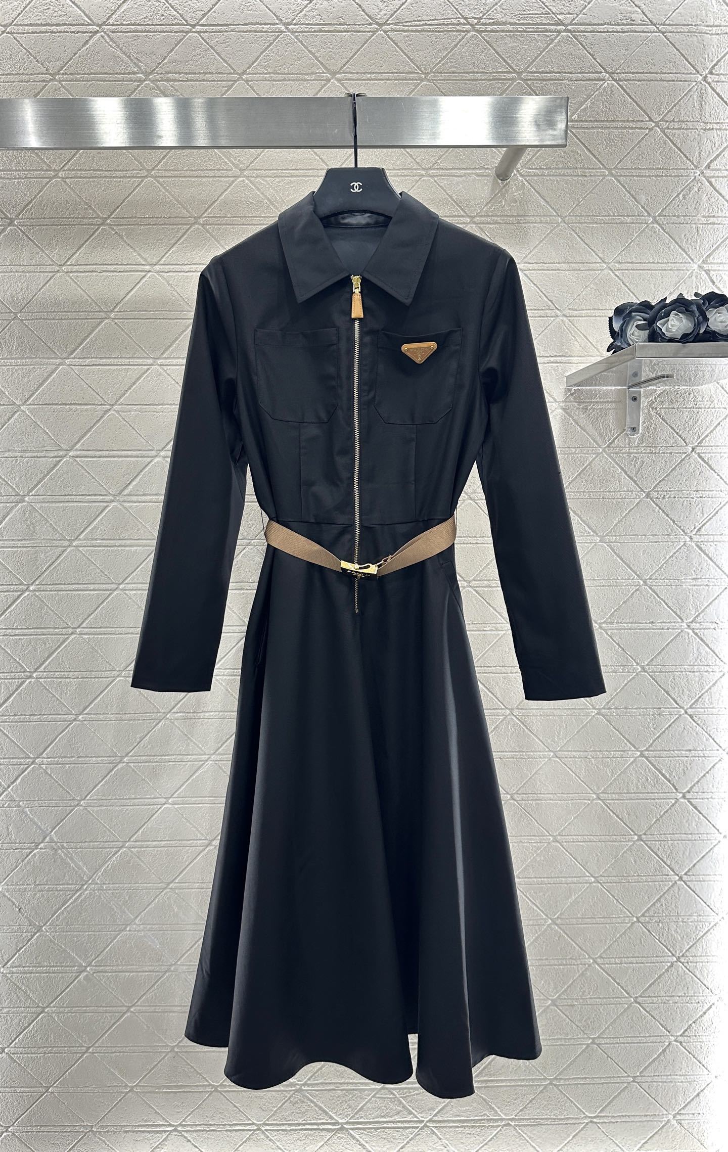 ♥Prad*♥2025新品上架 翻领腰带连衣裙定制YB进口人丝材质,质感透气,垂顺舒适,翻领连衣裙版型,
