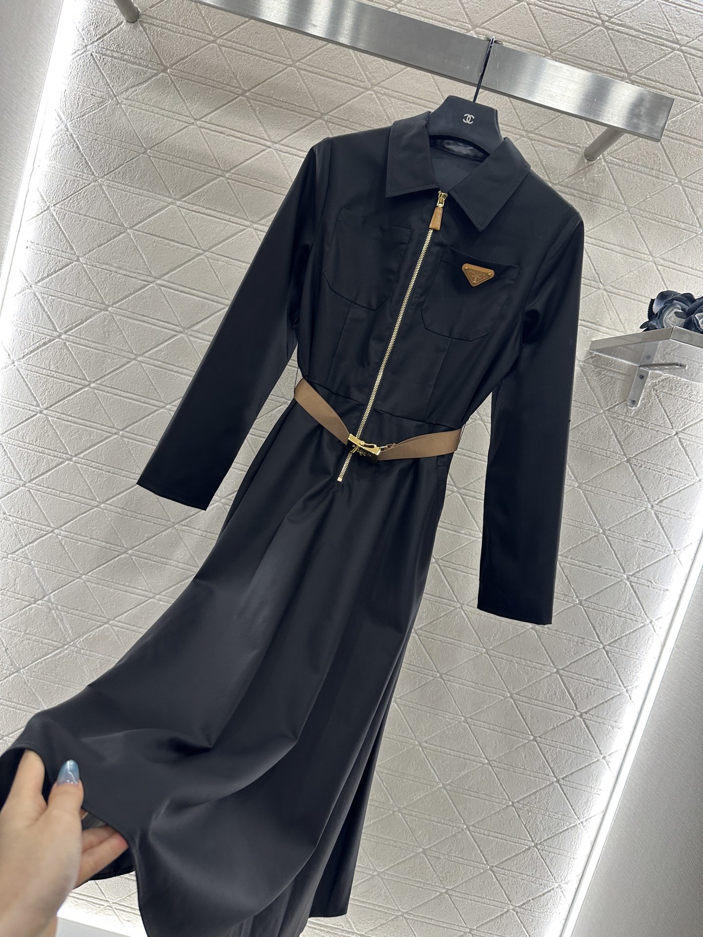 ♥Prad*♥2025新品上架 翻领腰带连衣裙定制YB进口人丝材质,质感透气,垂顺舒适,翻领连衣裙版型,