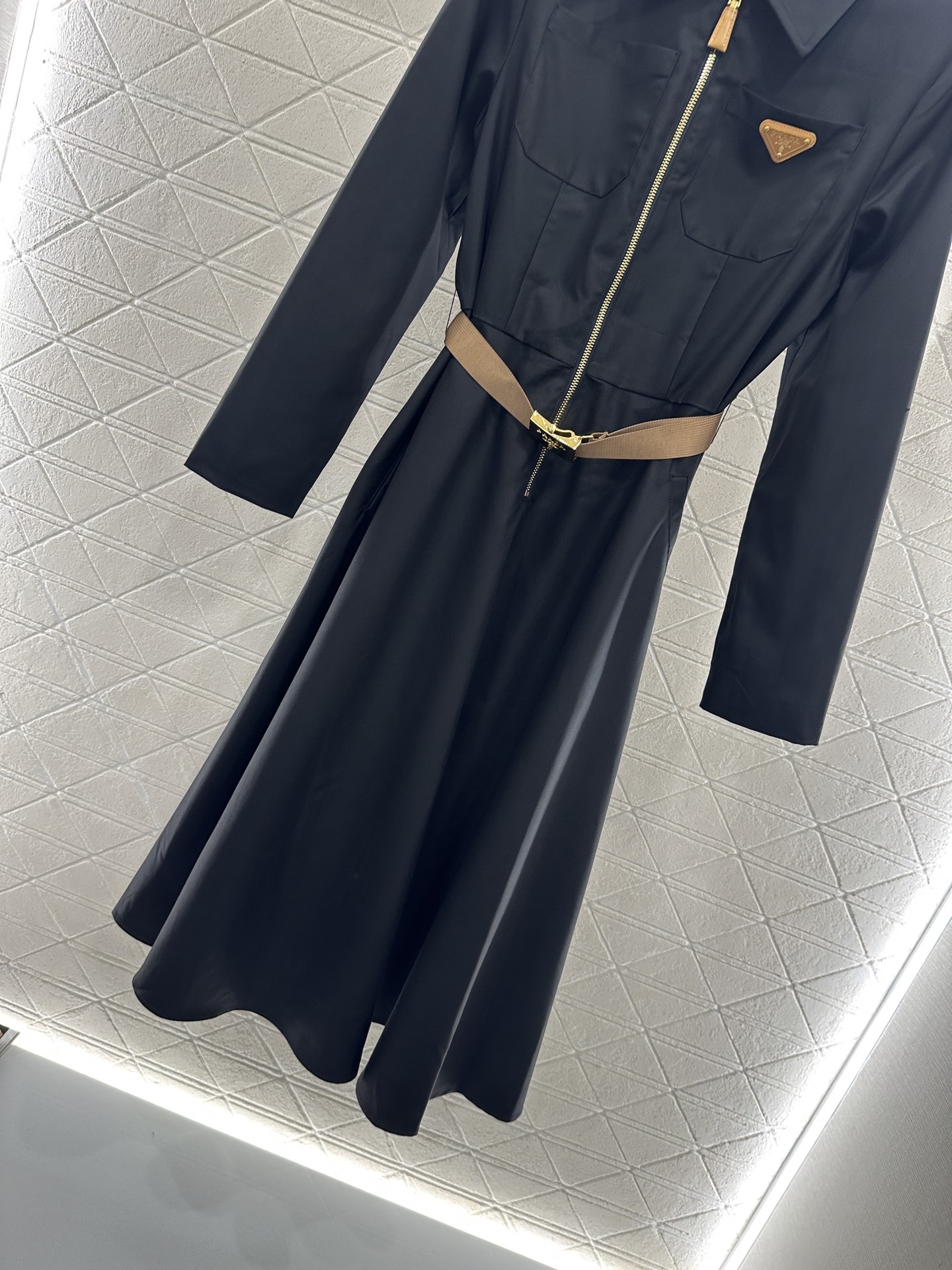 ♥Prad*♥2025新品上架 翻领腰带连衣裙定制YB进口人丝材质,质感透气,垂顺舒适,翻领连衣裙版型,