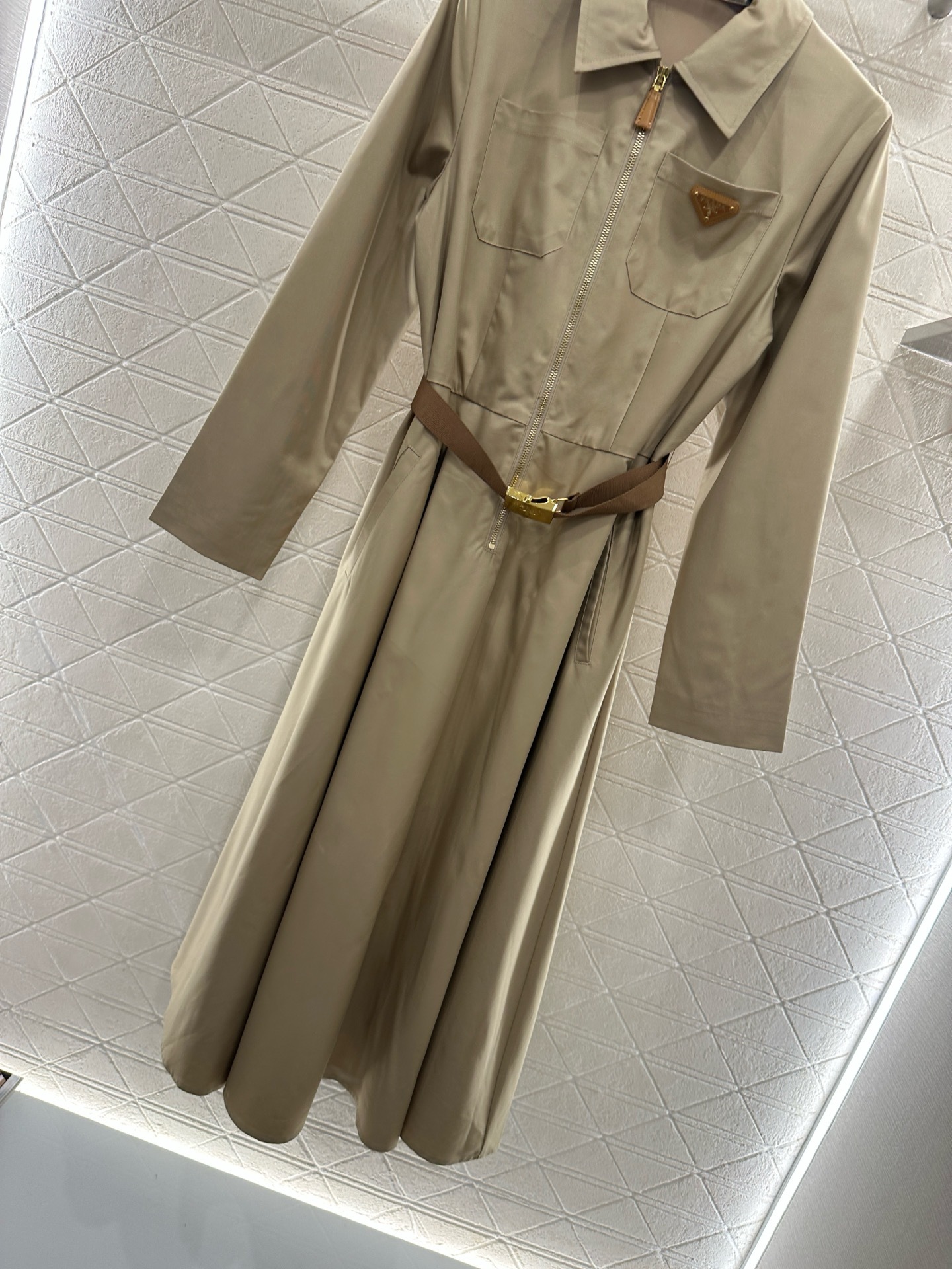 ♥Prad*♥2025新品上架 翻领腰带连衣裙定制YB进口人丝材质,质感透气,垂顺舒适,翻领连衣裙版型,