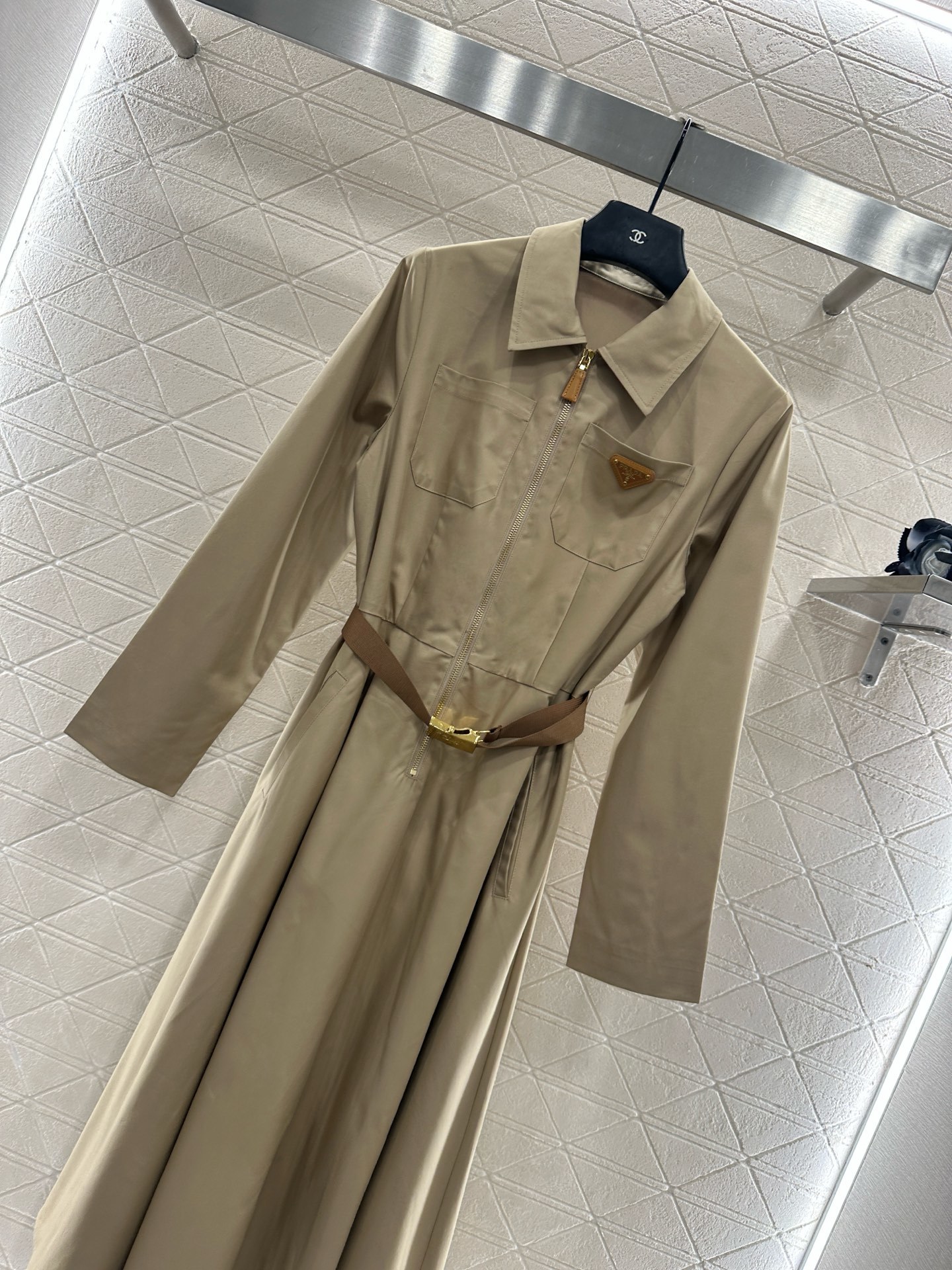 ♥Prad*♥2025新品上架 翻领腰带连衣裙定制YB进口人丝材质,质感透气,垂顺舒适,翻领连衣裙版型,